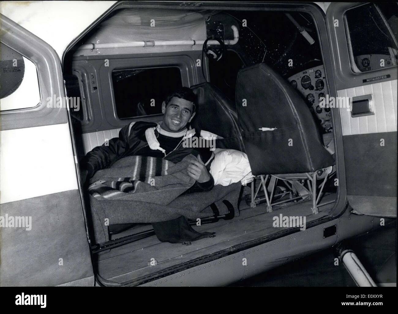 Avril 03, 1968 - Le 3 avril, champion olympique Erhard Keller retourné à Munich avec sa jambe dans un plâtre. Le patineur de vitesse a eu un grave accident à St-moritz le 27 mars. Banque D'Images