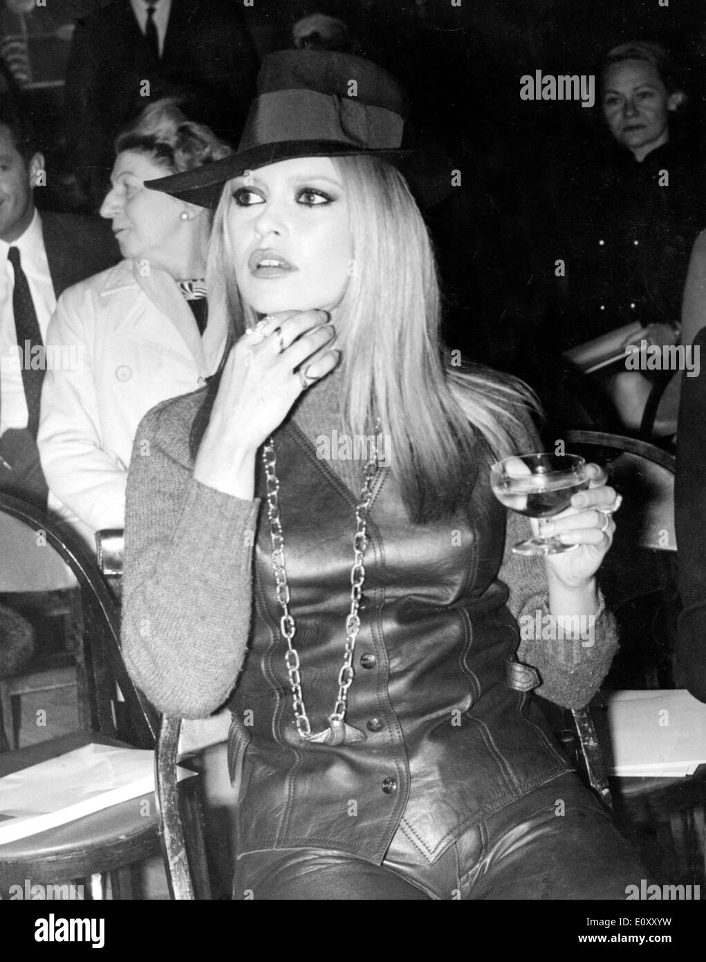 Brigitte Bardot assiste à un défilé de mode Banque D'Images