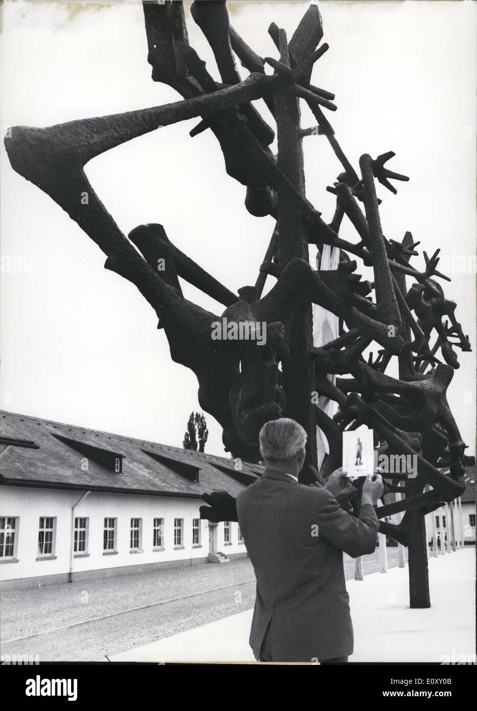 Avril 04, 1968 - un mémorial pour les victimes du fascisme a ouvert le 8 septembre 1968, à la parade de l'ancien camp de concentration de Dachau. Le travail, comme des squelettes, stylisé a été construit par le sculpteur yougoslave Nandor Glid et a été coulé à Zagreb. Turtle Crossing Road S Banque D'Images
