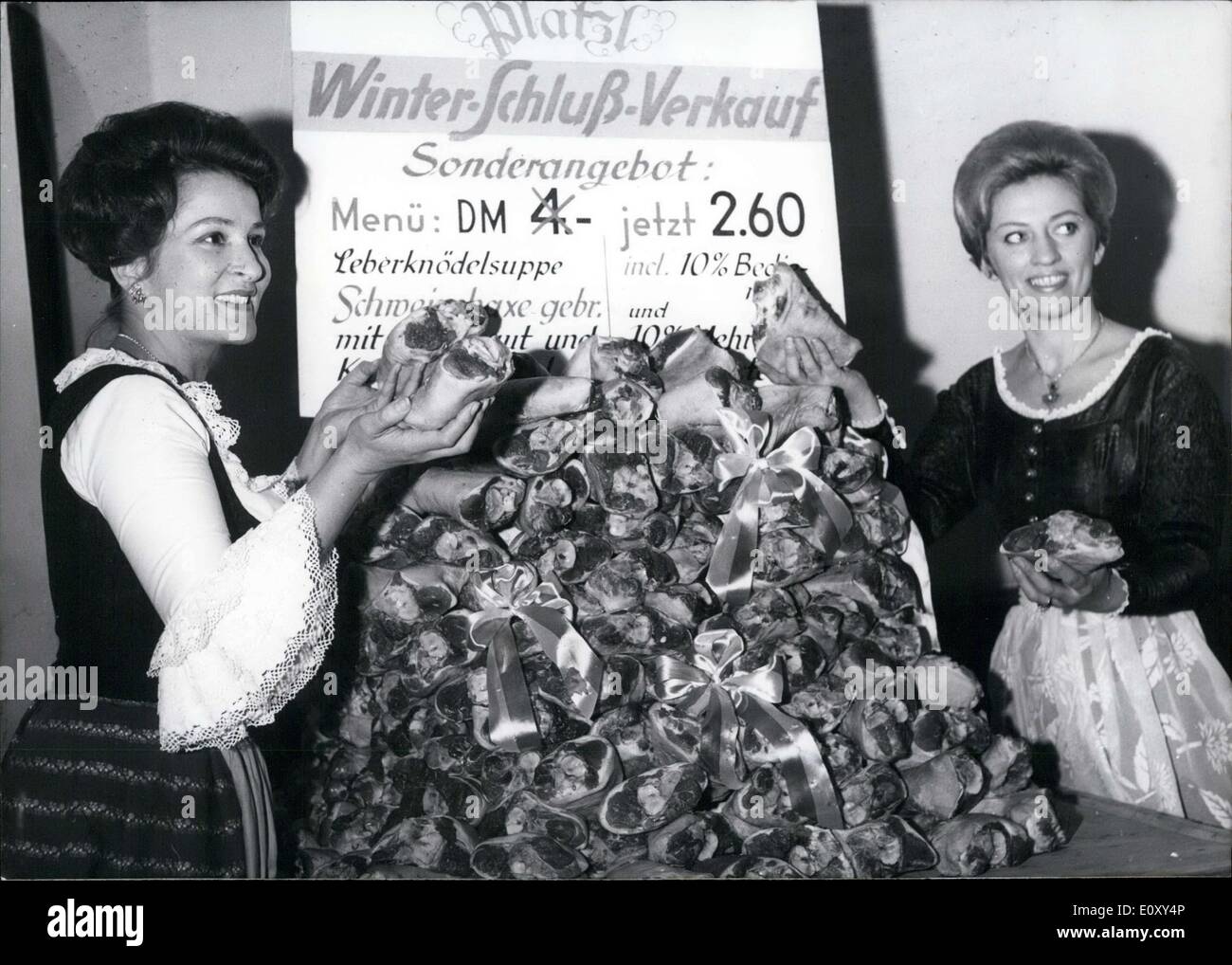 Le 25 janvier 1968 - l'on voit ici sont deux femmes posant avec un gros tas de vente pour ongles de porc. Les doigts faisaient partie d'une vente promotionnelle où ils étaient bon marché si acheté avec d'autres marchandises. Banque D'Images