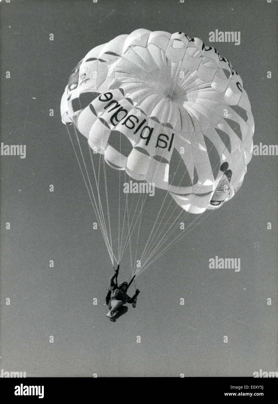 30 janvier 1968 - Le flambeau des Jeux Olympiques est arrivée à l'Jeux olympiques de Grenoble par l'air. Pierre Leroux, chef de l'école de ski La Plagne, parachuté sur le plateau, pour porter le flambeau. Banque D'Images