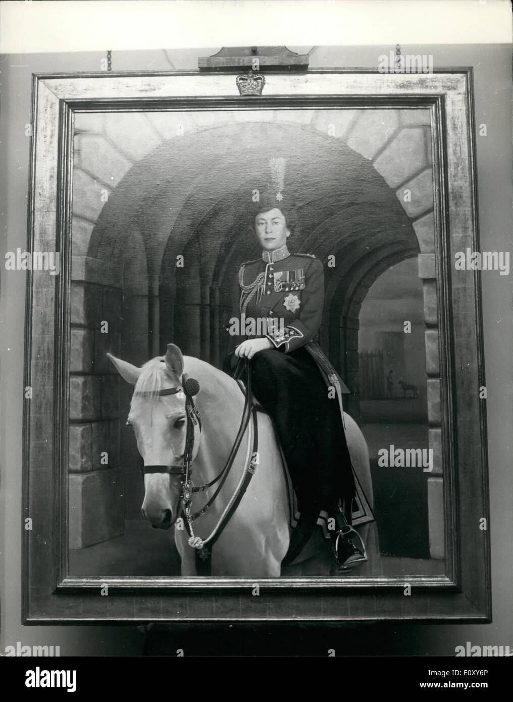 Avril 04, 1968 - Gardes irlandais présenté avec nouveau portrait de la Reine : une réception a eu lieu aujourd'hui au quartier général régimentaire de l'Irish Guards, Wellington Barracks, à voir le portrait de Sa Majesté la Reine par Timothy Whidborne. Cela montre Sa Majesté portant l'uniforme de Colonel en Chef Irish Guards, monté sur le cheval gris Metropolitan Polce '« docteur'', dans le contexte de l'arcade sur Horse Guards Parade. Ce travail a été construit à partir d'une série de croquis de la reine à partir de la cérémonie de la parade la couleur en 1966 et 1967, suivie par des études au Royal Mews Banque D'Images