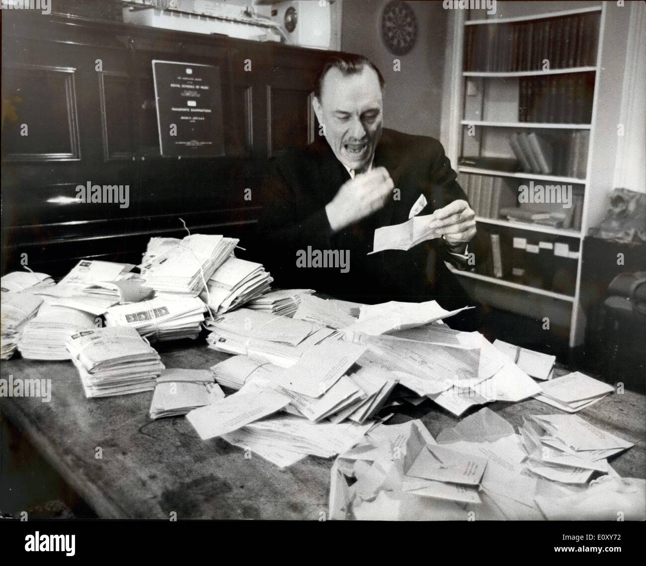 Avril 04, 1968 - Enoch Powell reçoit des centaines de lettres après le discours sur le problème de l'Immigration. Photo : M. Enoch Powell photo ouverture des centaines de lettres et de télégrammes livrés à son palais, Eaton South Belgravia, accueil, hier, suite à son discours sur le problème de l'immigration. M. Powell, dans une lettre adressée hier à M. Heath, qui dans la nuit de dimanche a congédié forme le cabinet fantôme sur son discours de Birmingham sur l'immigration, a promis son appui au chef du parti. Banque D'Images