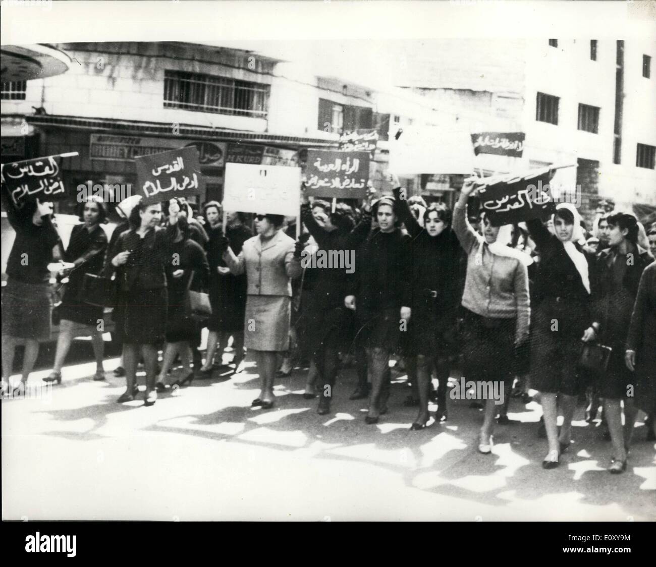 Avril 04, 1968 - Femmes arabes protester contre l'armée israélienne planifiée Parade. Photo montre :- manifestants femmes arabes marche dans Banque D'Images