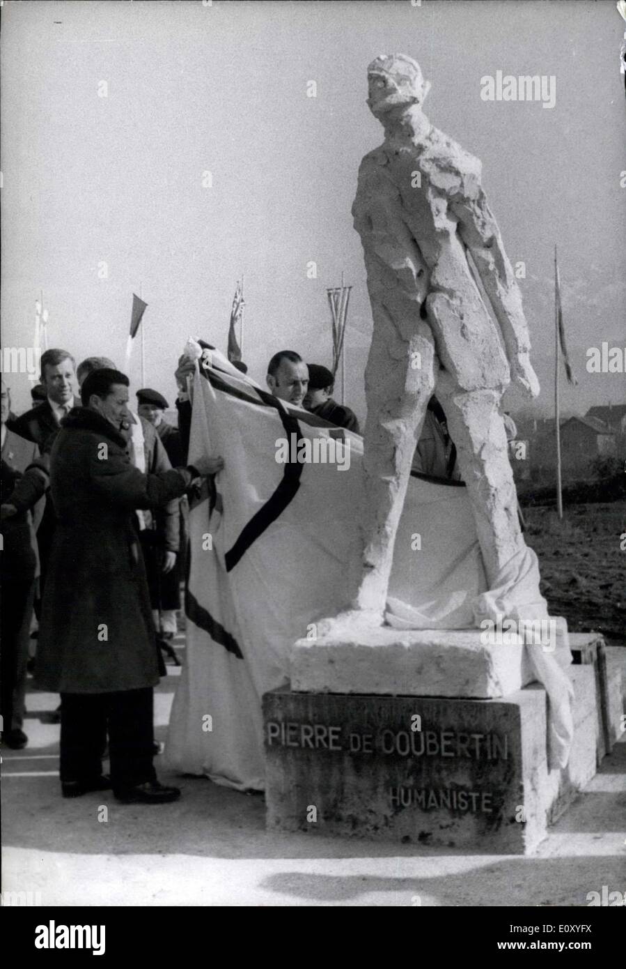 10 févr. 01, 1968 - une statue à la mémoire du Baron Pierre de Coubertin a été dévoilée par le sculpteur Gerard Koch mercredi à Grenoble par le Dr Michallon, le président du comité olympique. La statue est située à l'entrée du stade où les cérémonies d'ouverture aura lieu mardi prochain. Banque D'Images