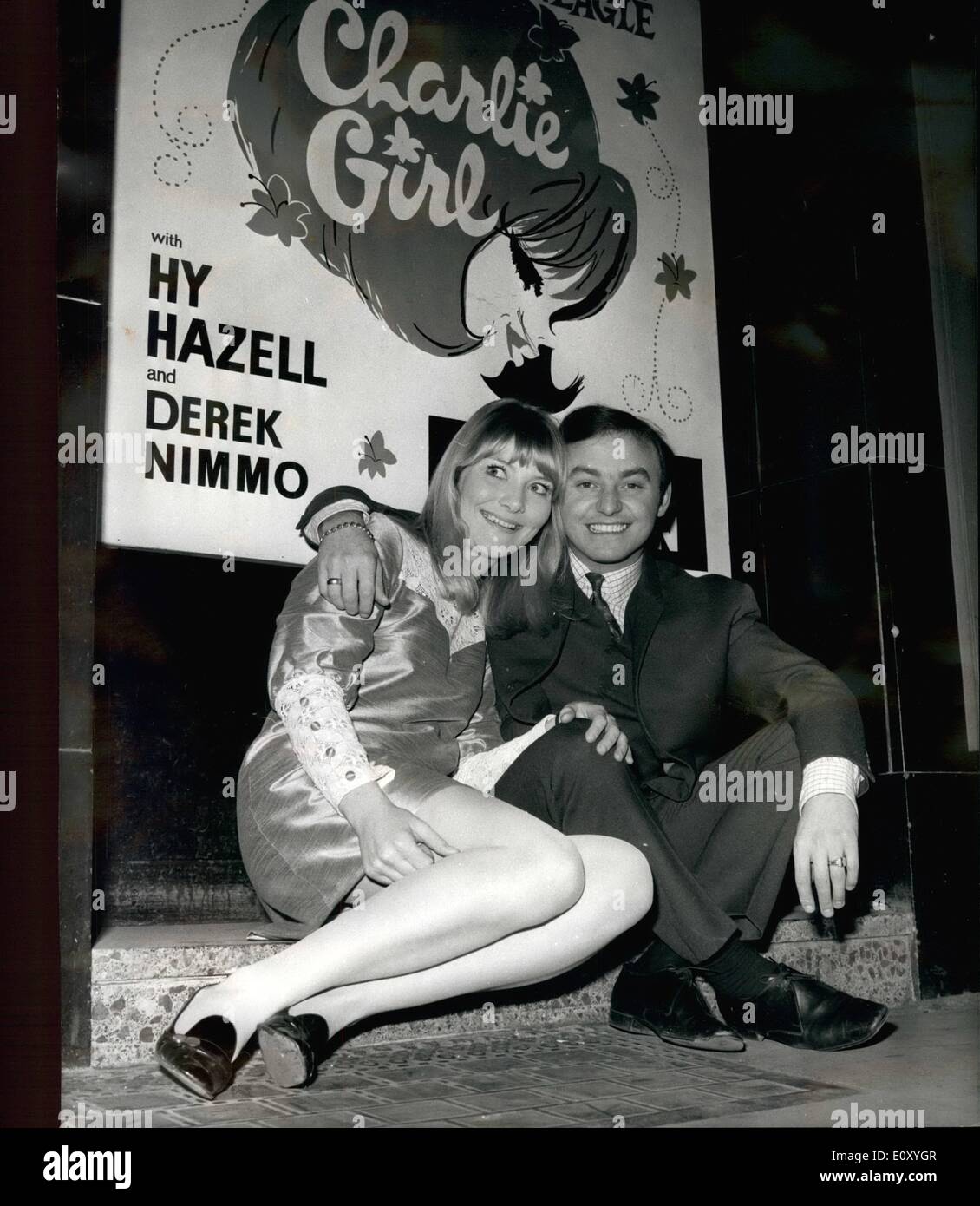 02 février 1968 - Gerry Marsden pour faire ses débuts dans le West-End encore de ''Charlie Girl'' : chanteur, guitariste, Gerry Marsden est de faire ses débuts à Londres à l'ouest du théâtre Adolphi. Il prend le rôle d'en face Anna Neagle et Derek Nimmo dans la production musicale ''Charlie Girl''. Gerry commence les répétitions en une seule fois et devrait faire sa première apparition dans les deux semaines à venir. Photo montre Gerry Marsden en photo avec Christine Holmes, 19 ans, qui a joué le rôle de Charlie Girl depuis 2 ans et demi. Banque D'Images