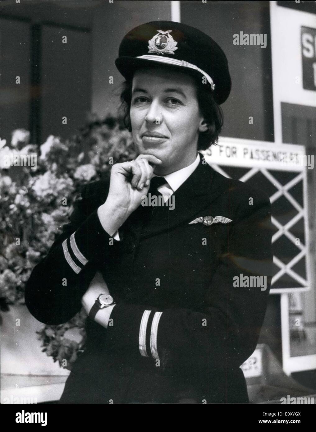 10 févr. 02, 1968 - première femme capitaine jet ; 31 ans Miss Gillian  Cazalet, d'Beachborough Park, Folkestone, Kent, hier, est devenue la  première femme commandant de bord d'un transporteur aérien commercial.