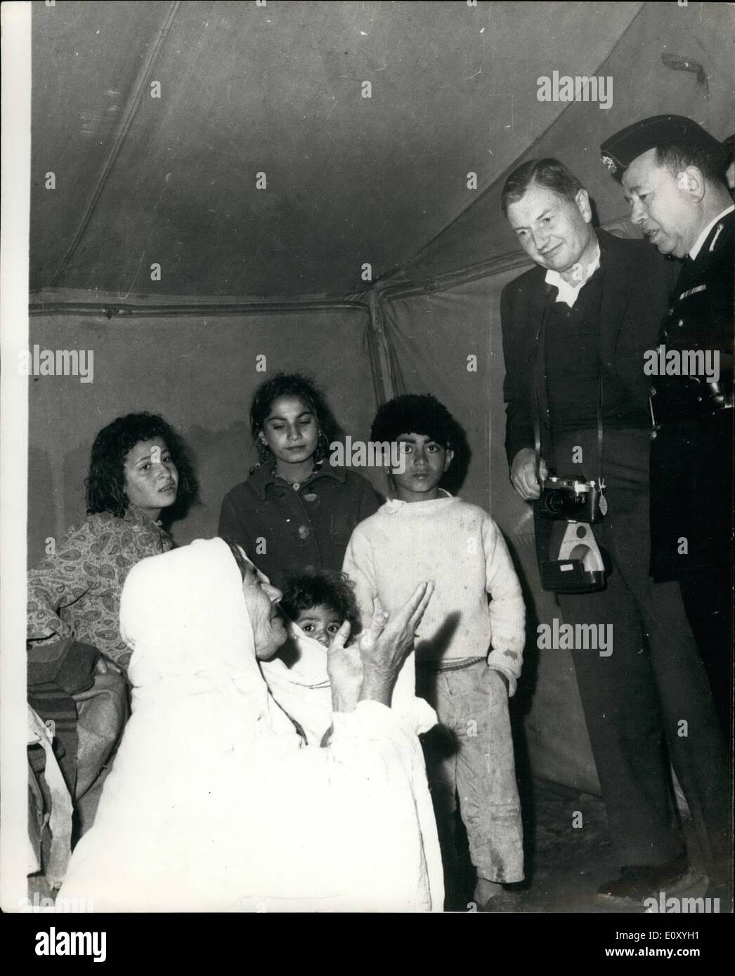 02 février 1968 - M. David Rockefeller visites des camps de réfugiés dans la vallée du Jourdain. Photo montre :- M. David Rockefeller, Président de la Chase Manhattan Bank, vu au cours de sa visite dans les camps de réfugiés dans la vallée du Jourdain - scène de la récente bataille qui a été la plus forte depuis la guerre de juin. Banque D'Images