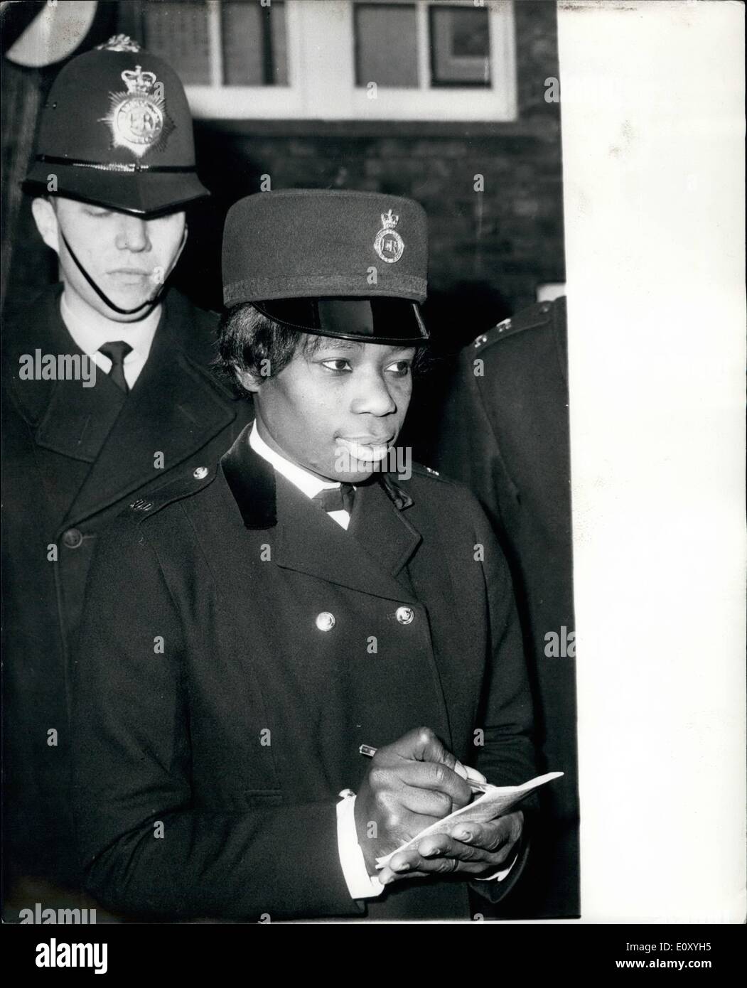 10 févr. 02, 1968 - femme jamaïcaine se joint à la Police de Londres. Première femme de couleur à rejoindre Metropolitan Police : la première femme de couleur à se joindre à la Police métropolitaine, Mme Sislin Fay Allen (29), va compléter sa formation à la fin du mois prochain. Né à Sainte Catherine, la Jamaïque, en mars 1938, elle est la deuxième plus jeune d'une famille de dix. Sur le départ de l'école à l'âge de 16 ans, elle a pris soin de son père jusqu'à sa mort en 1962, lorsqu'elle a émigré au Royaume-Uni, sa mère est morte il y a 17 ans. Mme Banque D'Images