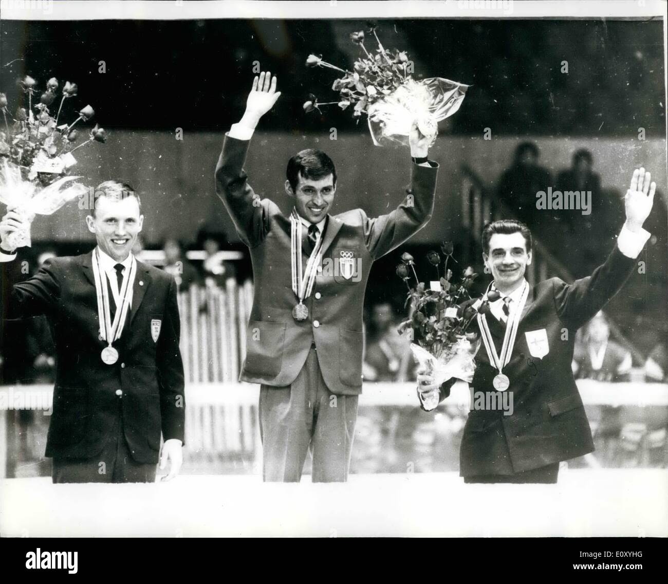 10 févr. 02, 1968 - Médaille d'or pour l'Italie aux Jeux Olympiques d'hiver : la première médaille d'or des Jeux Olympiques d'hiver est allé en Italie, quand Noomes Franco a remporté le 30 kilomètres de course de cross-country à autrichiens. O. Martinsen de Norvège a été deuxième et E. Maentryanta de Finlande, est troisième. Photo montre : qui est représenté sur la tribune après le veent sont F. nomes, de l'Italie (au centre), le gagnant ; D. Martinsen, de la Norvège (à gauche) qui a pris le deuxième rang, et E., Maentyranta de Finlande (à droite), qui a terminé troisième. Banque D'Images
