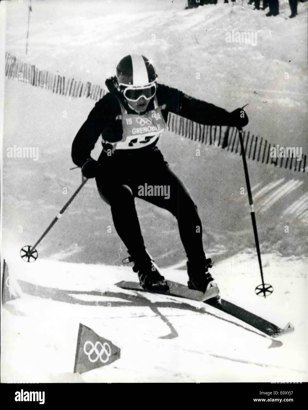 02 février 1968 - Jeux Olympiques d'hiver - Australie remporter l'or et le bronze en descente à ski de la femme : Olga Pall, un 20-year-old fille autrichienne, a remporté une victoire décisive et gagner une médaille d'or chez les femmes de la course de ski alpin à Chamrousse aujourd'hui. Isabelle Mir, de la France a été deuxième et Christihass, champion olympique en titre de l'Autriche a pris la troisième place. La photo montre l'Autrichien Olga Pall en action alors qu'elle gagne la course de descente femmes à Chamrousse aujourd'hui. Banque D'Images