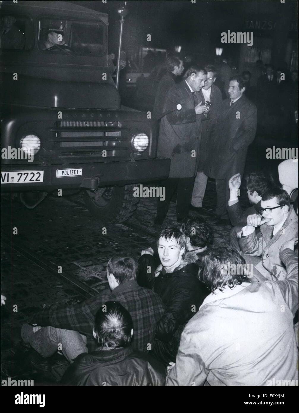 10 févr. 02, 1968 - Une bataille de rue ; a éclaté à Francfort le lundi 05 février, après un ''enseigner en'' d'étudiants avec l'idéologue en chef Rudi Dutscake LA SDD, en face de l'American consulat général à Francfort, au cours de laquelle la police de l'eau utilisée, les lanceurs de batailles avec la police ont éclaté qui remis à ''duels' dans certains cas . Après une activité de police près d'une heure la rue pouvait être effacée. Six manifestants ont été arrêtés. Sur des affiches wthe allemand socialiste a exigé de l'Union des étudiants d'une bataille contre la participation à une démonstration du Vietnam Banque D'Images