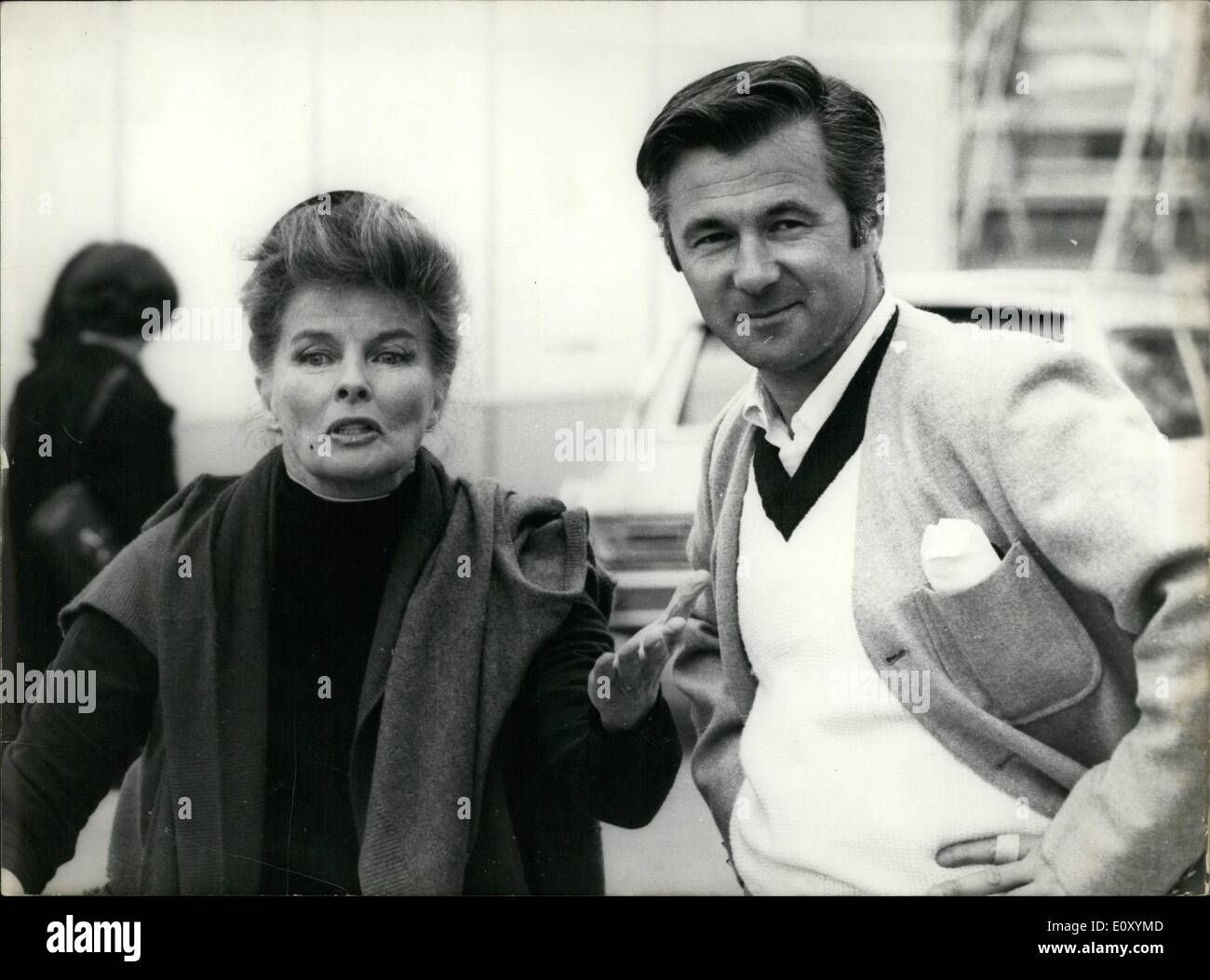 Avril 04, 1968 - Katharine Hepburn : Meilleure actrice de l'année : l'Oscar de la meilleure actrice a été décerné à Katharine Hepburn pour sa agissant en ''guess who's Coming to Dinner''. Photo montre Katharine Hepburn qui est maintenant en train de filmer dans la ''adwoman de Chaillot'' en photo avec le réalisateur Bryan Forbes à la victorine Studio (Nice) après avoir entendu la nouvelle forme d'Hollywood. Banque D'Images Avril 04, 1968 - Katharine Hepburn : Meilleure actrice de l'année : l'Oscar de la meilleure actrice a été décerné à Katharine Hepburn pour sa agissant en ''guess who's Coming to Dinner''. Photo montre Katharine Hepburn qui est maintenant en train de filmer dans la ''adwoman de Chaillot'' en photo avec le réalisateur Bryan Forbes à la victorine Studio (Nice) après avoir entendu la nouvelle forme d'Hollywood. Banque D'Images