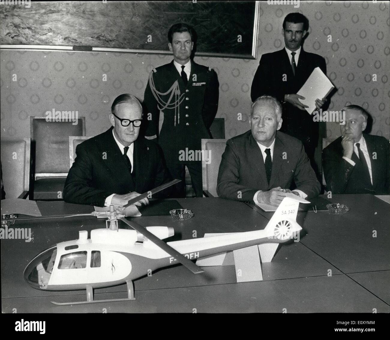 Avril 04, 1968 - Accord anglo-hélicoptère français. M. Pierre Messmer, de la France, et de SIR PATRICK REILLY, l'Ambassadeur britannique, hier, à Paris, a signé un accord de coopération franco-anglaise, la construction d'hélicoptères de pointe. PHOTO KEYSTONE MONTRE : M. PIERRE MESSMER (deuxième à droite), des points à des modèles d'hélicoptères de l'avenir Anglo / coopération française-hier à la signature. À côté de M. MESSMER (en lunettes) est Monsieur Patrick REILLY, l'Ambassadeur britannique. Banque D'Images