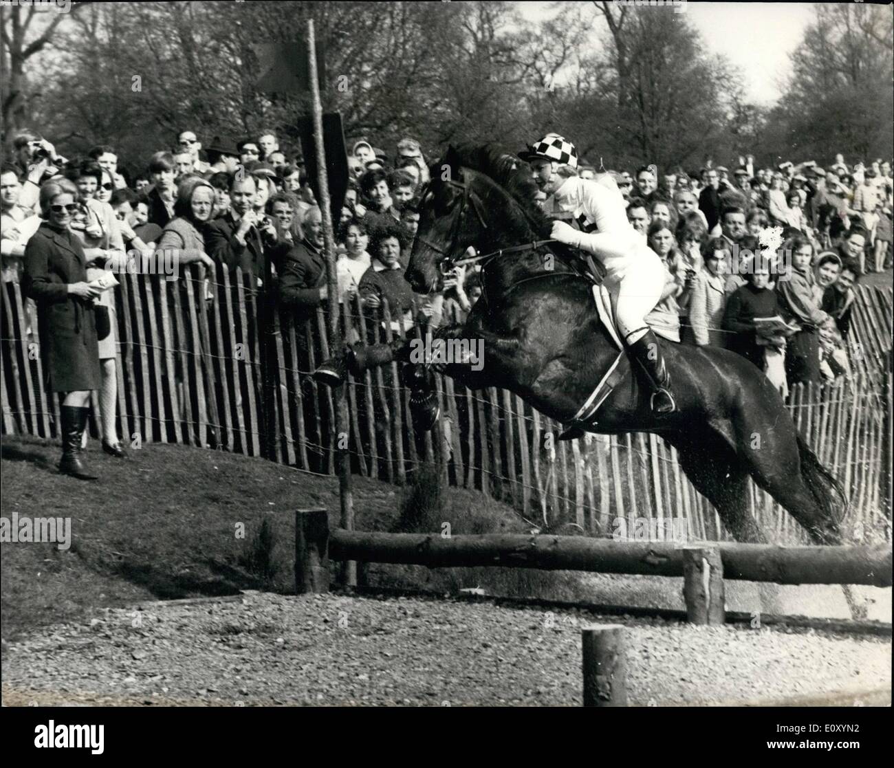 Avril 04, 1968 - La Reine et le prince Philip avec d'autres membres de la famille royale au Badminton horse trials : La Reine et le Prince Philip et d'autres membres de la famille royale ont assisté aujourd'hui le badminton Horse Trials tenue au duc de Beaufert's demeure seigneuriale. Photo montre la duchesse de Kent (à gauche) observe que Mme Sheila Wilcox débarrasser ''Juste'' carrés et sauter hors de l'eau sur le dernier saut de la ress pays bien sûr. Banque D'Images