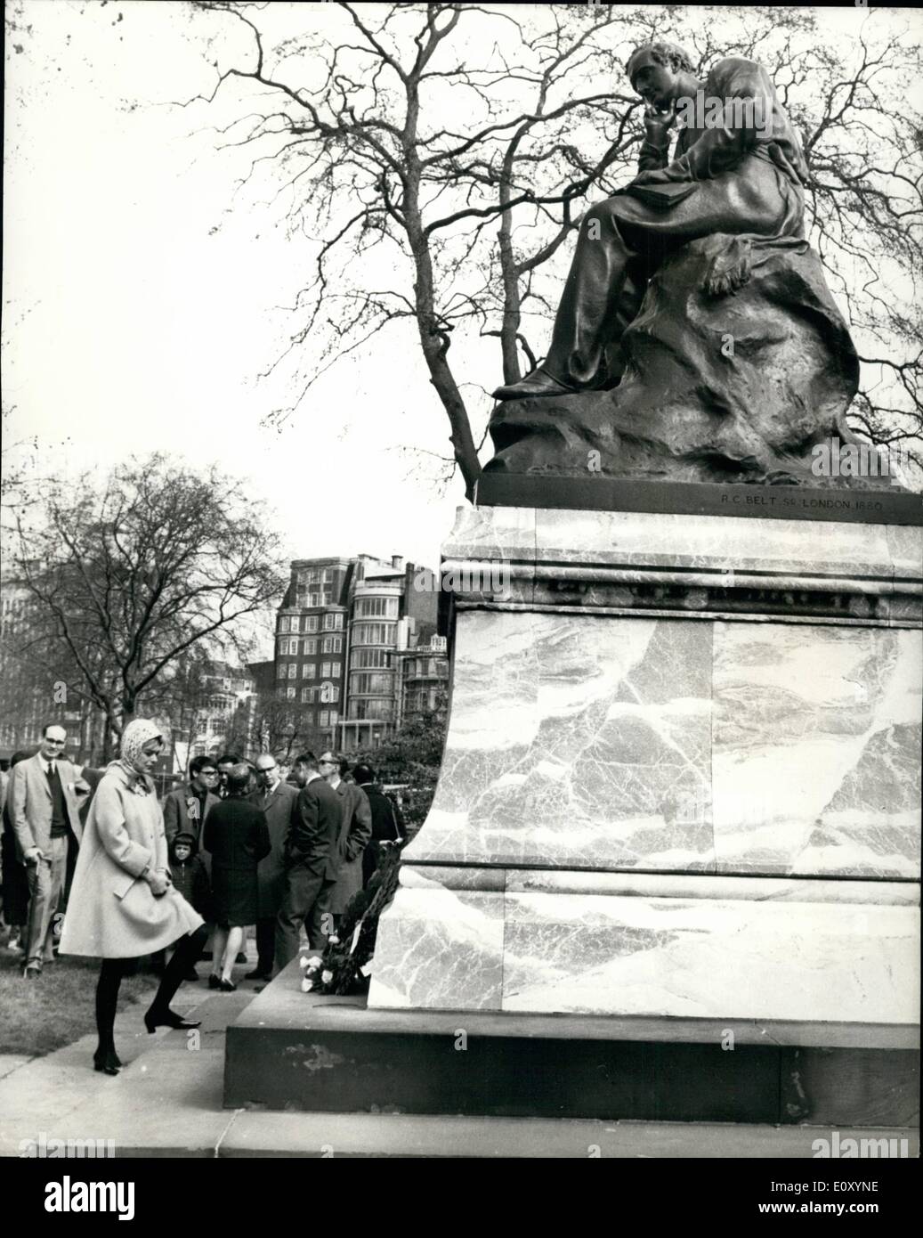 Avril 04, 1968 - 50e anniversaire de la mort de Lord Byron. Une couronne à Melina Mercouri Statue : Aujourd'hui est l'anniversaire de la mort en 1824 de Lord Byron, qui sont morts de malaria dans Misselonghi tout en essayant d'aider les Grecs puis renverser leur agresseurs turcs. Une couronne a été placé à sa statue à Hyde Park Corner aujourd'hui par l'actrice grecque, Melina Mercouri, qui est arrivé à Londres hier sur sa campagne européenne pour la restauration de la démocratie en Grèce. La photo montre une vue générale montrant à Melina Mercouri, la statue de Lord Byron, après avoir placé une couronne aujourd'hui. Banque D'Images