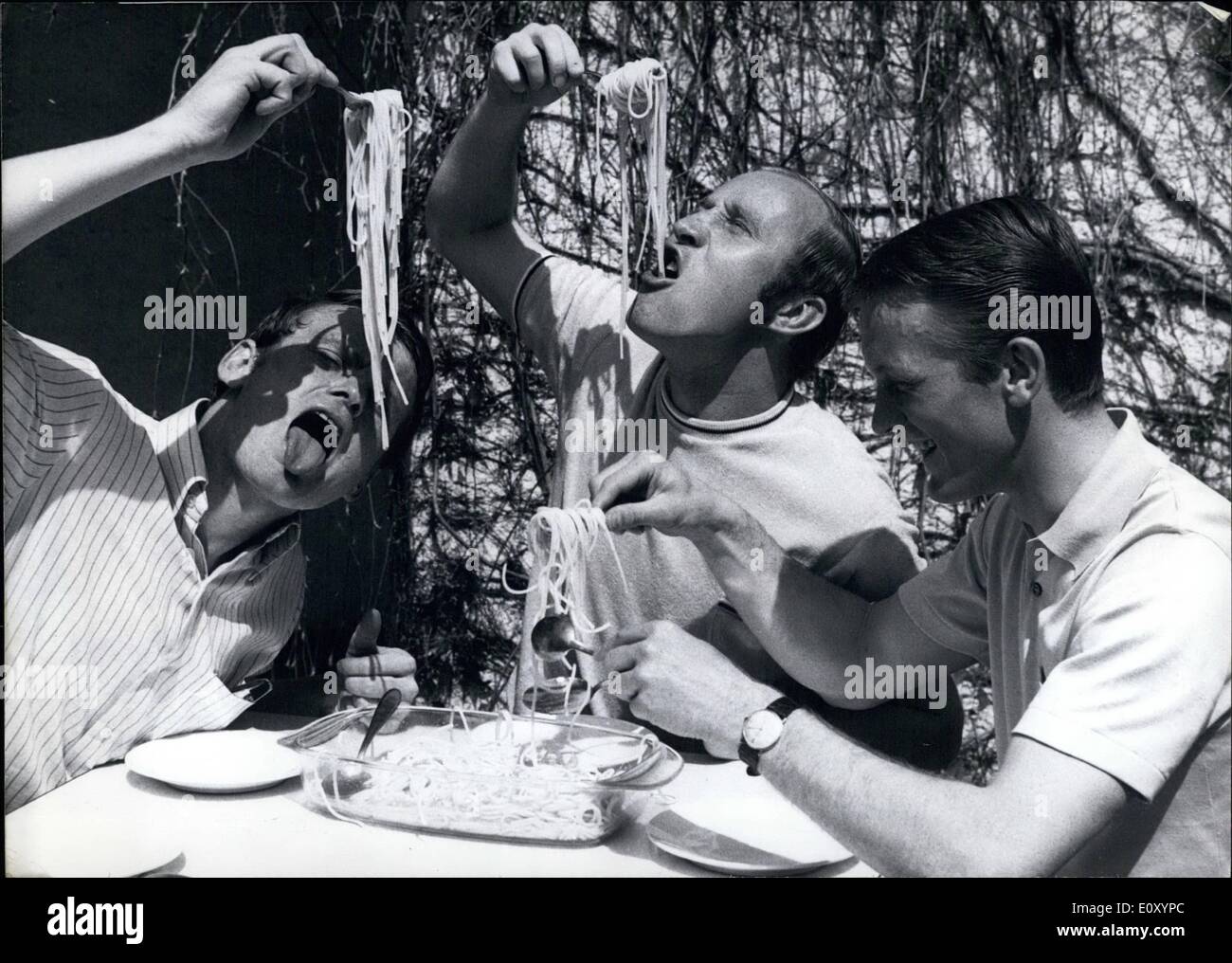 Avril 04, 1968 - Ils sont pour la formation European-Cup-match à Milan, les joueurs de football du club ''1. C.f. Bayern''. Non seulement ils remplir leur ballon-conrole mais aussi se préparer à la mentalité Italienne. Peut-être qu'ils espèrent que la ''Spaghettis'' peuvent influencer leur chance en Italie le 1er mai. Le match retour sera décidé à Munich. Le vainqueur de ces matches doivent à jouer contre le vainqueur du match ''Hamburger Association sportive/ Cardiff City'' à Cardiff. Photo montre le Bayern-Sepp Maier, footballeurs Dieter Brenninger et Werner Ancien (f.l.t.r.). Peut-être sont-ils à Cardiff suivant. Banque D'Images