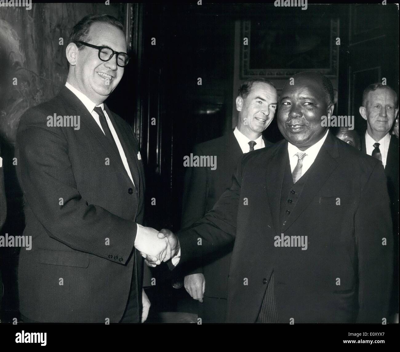 02 février 1968 - Conférence de l'indépendance du Swaziland : la cérémonie d'ouverture de la Conférence de l'indépendance du Swaziland a eu lieu aujourd'hui à Marlborough House, Londres. Le secrétaire d'État aux affaires du Commonwealth (M. George Thomson) a présidé la cérémonie. Conduisant la délégation swazie a été l Makhosimi Dlamini, le premier premier ministre. Photo montre M. George Thomson (à gauche) vu Prince Makhosini Dlamini, de souhaits au Marlborough House d'aujourd'hui. Banque D'Images