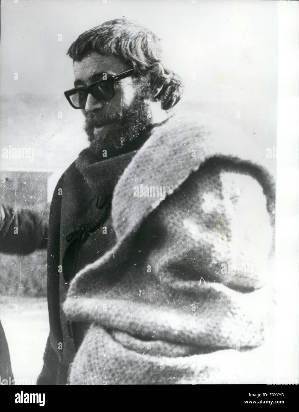 02 février 1968 - Peter O'Toole dans le film ''un lion dans Winte''. Peter O'Toole prend l'identité de Henry II à Anthony Hervey's film ''un lion en hiver '', actuellement près de Earls, dans le sud de la France. Jouer en face de lui comme sa femme Eleeners d'Aquitaine, est le Katharing Hapbura, actrice américaine. Photo montre Peter O'Toole et barbus portant des lunettes noires , qui est représenté sur l'allaitement pendant une pause dans le tournage près de Arles. Banque D'Images