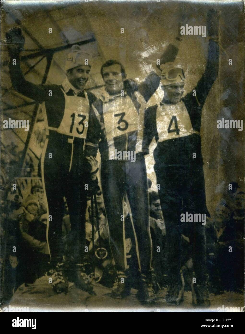 10 févr. 02, 1968 - Jean Claude Killy remporte un deuxième médaille d'Or : Jean Claude Killy France, aujourd'hui a remporté sa deuxième médaille des Jeux Olympiques d'hiver, lorsqu'il a remporté le slalom géant à la douane. Willy Fevre de Suisse, a terminé deuxième et Heinrich Messier, d'Autriche, est troisième, le résultat était sous réserve de confirmation. Photo montre (L à R) : Sur la photo après le slalom géant : aujourd'hui, Willy Favre (médaille d'argent), de la Suisse ; Jean Claude Killy (médaille d'or), de la France ; et Heinrich Messner (Bronz Médaille), de l'Autriche. Banque D'Images