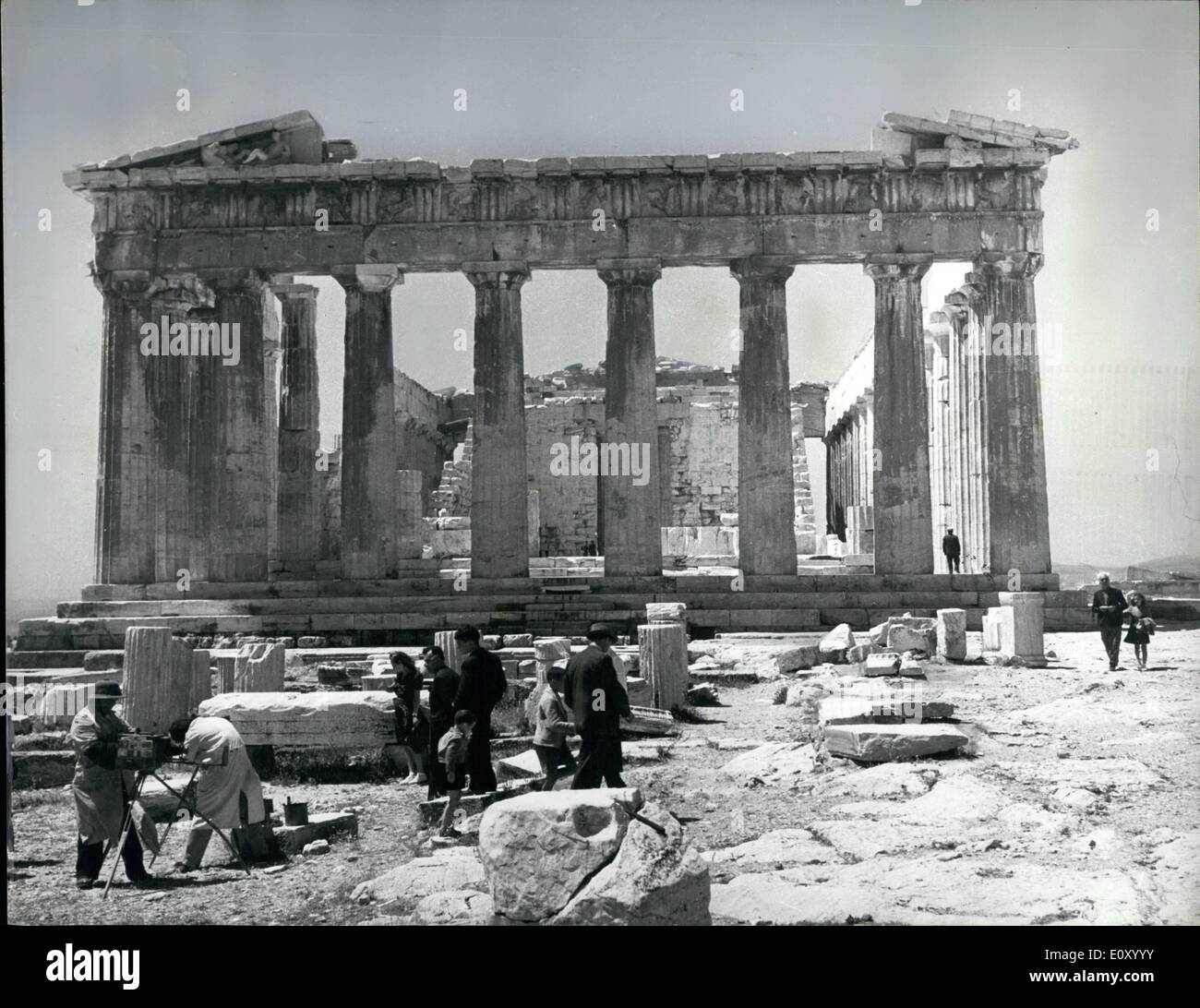 10 févr. 02, 1968 - Les colonnes du Parthénon en danger d'effondrement. : En partie à cause de l'acier rouillé, prend en charge les colonnes de marbre du Parthénon à Athènes, sont en danger d'effondrement. Avant la Première Guerre mondiale, alors que l'Amirauté en croisière enchanteresse yacht, Sir Winston Churchill a été choqué de voir les colonnes gisant sur le sol comme ils l'avaient été depuis des années. Il a même considéré comme l'envoi d'une partie de l'bluejackets,qui pensait-il, aurait bientôt à la verticale. Le Gouvernement grec, pas beaucoup d'années plus tard, a pris l'avis de Sir Winston. Maintenant, les colonnes sont en danger de s'effondrer encore une fois Banque D'Images
