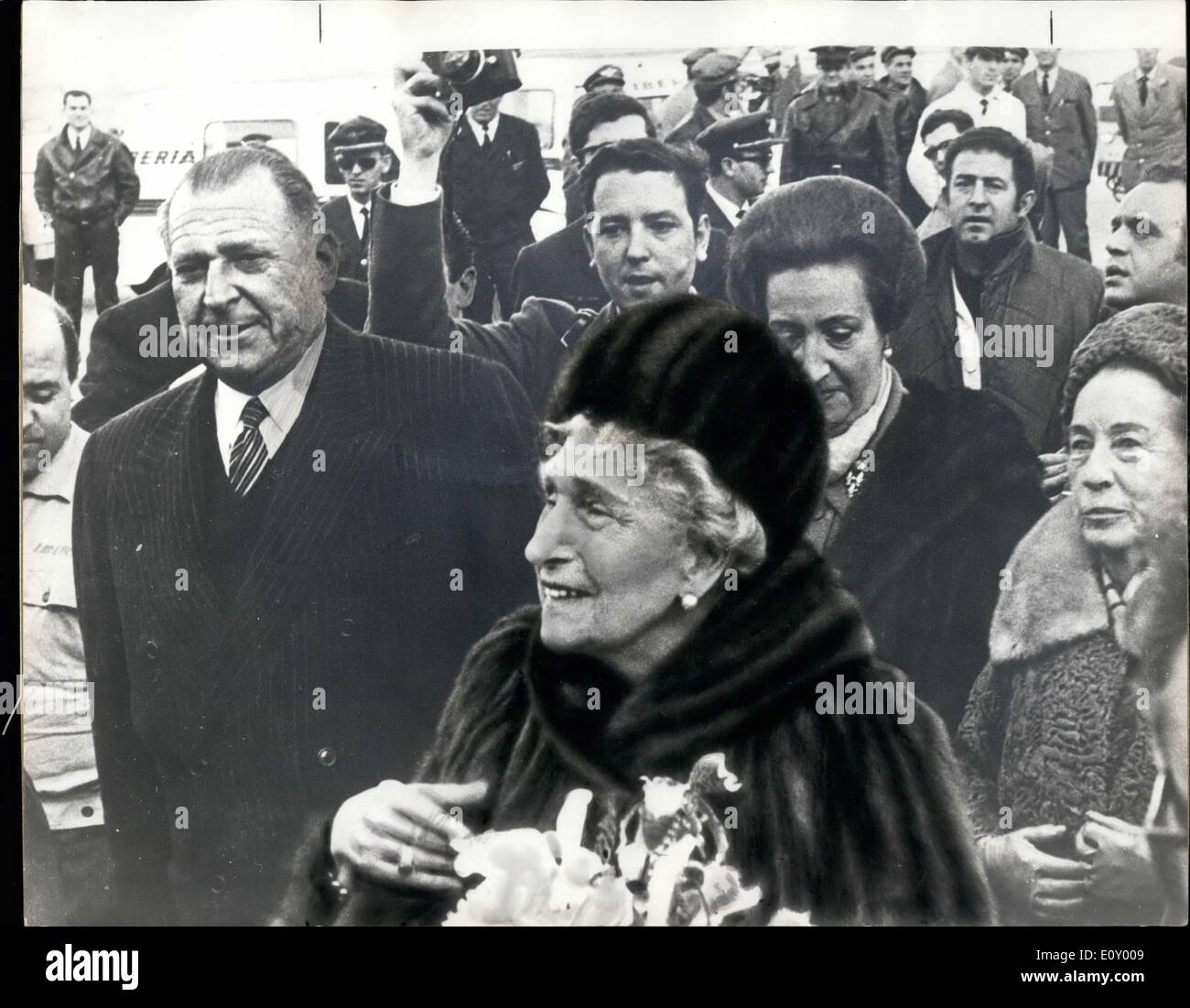 02 février 1968 - Ex-Queen d'Espagne à Madrid : Ex-Queen Victoria Eugénie, veuve du Roi Alfonso XIII, mis les pieds en Espagne le mercredi pour la première fois depuis qu'elle et le roi s'exile en 1931. L'ancienne reine, qui a 80 ans, s'est rendu à l'Espagne de la Suisse à participer à l'inauguration de son arrière-petit-fils, le fils du Prince Juan Carlos et de la princesse Sophie de Grèce. Banque D'Images