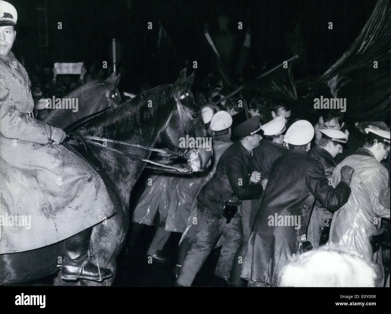 10 févr. 02, 1968 - Une bataille de rue... a éclaté à Francfort le lundi, 5 février 2006. Après un ''enseigner en'' d'étudiants avec l'idéologue en chef de la SDD Rudi Ductschke devant l'American Consulat Général à Francfort, au cours de laquelle la police de l'eau utilisée, les lanceurs de batailles avec le politique parle mis qui remis à ''duels'' dans certains cas. Après une activité de police près d'une heure la rue pouvait être effacée. six manifestants ont été arrêtés Banque D'Images