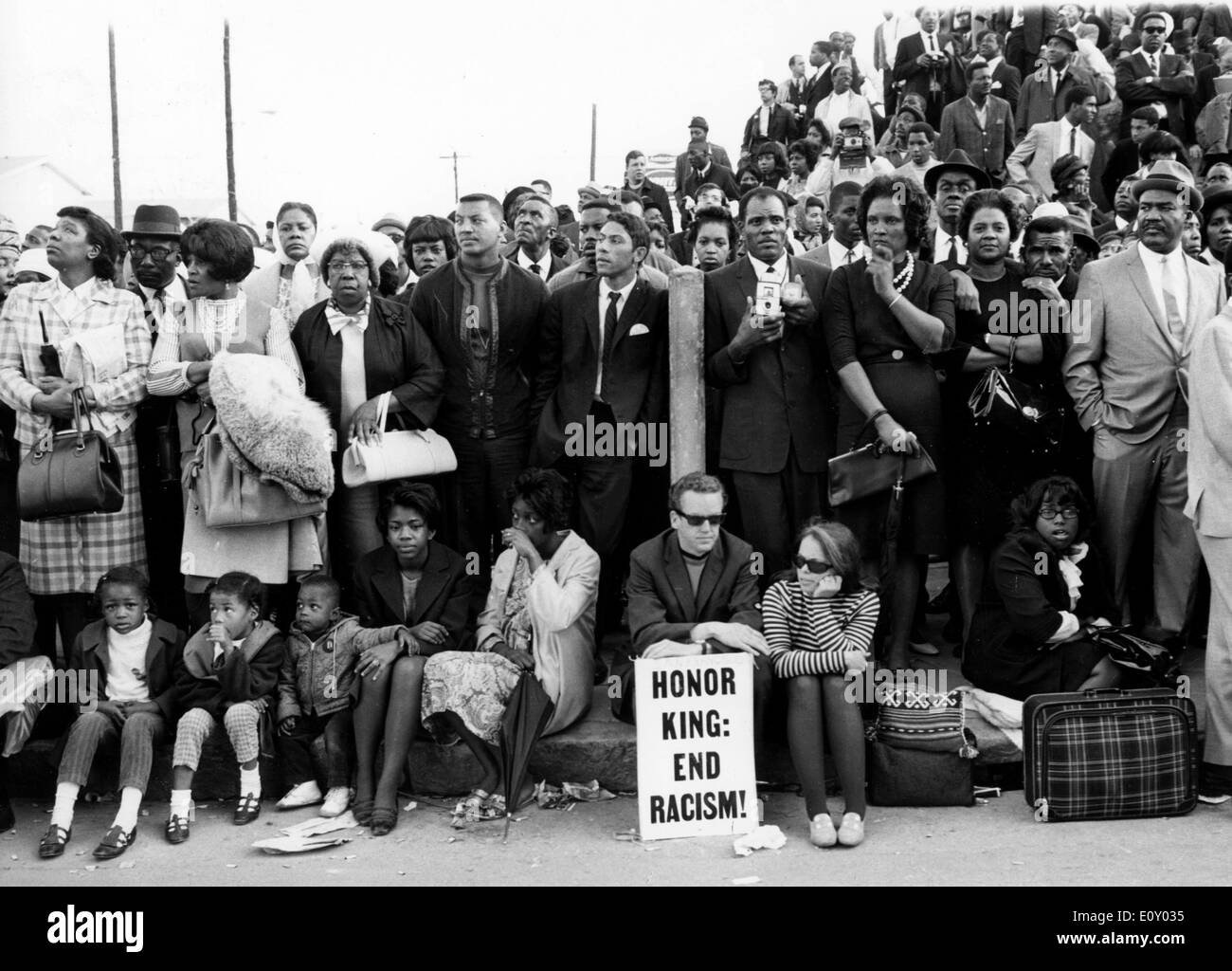 Apr 09, 1968 ; Atlanta, GA, USA ; deuil angoissé bordent la route comme le révérend Martin Luther King Jr. du corps est pris à la Banque D'Images