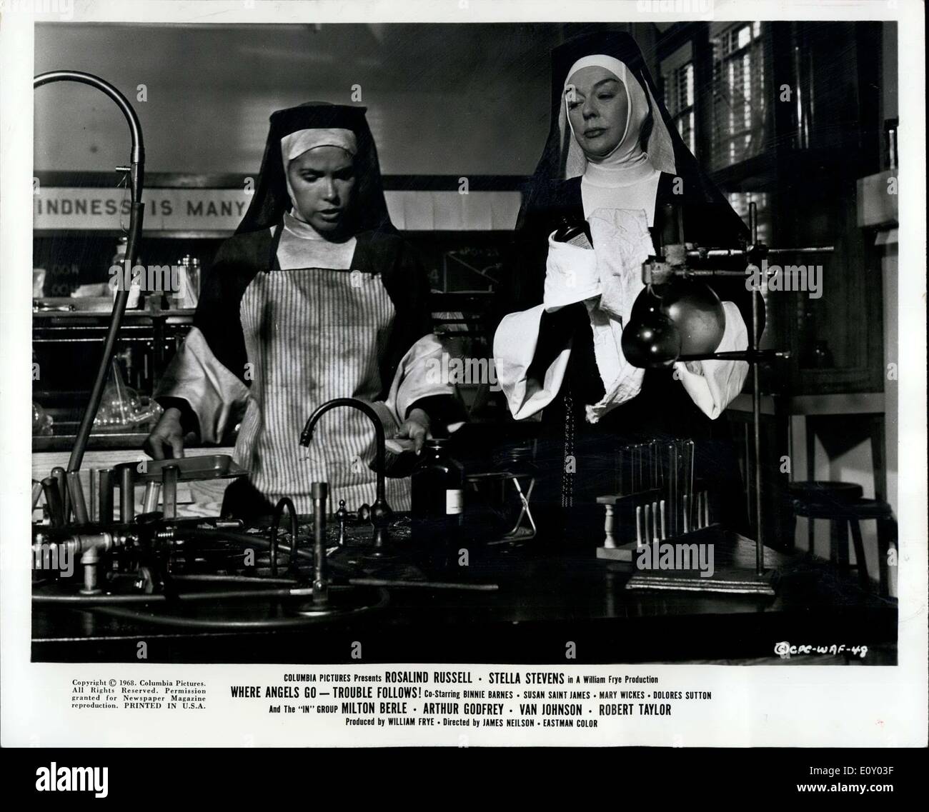 Avril 10, 1968 - Rosalind Russell, comme la Mère Supérieure de Saint Mary's Academy, raconte Sœur George (Stella Stevens), à gauche, que l'enseignement des jeunes filles comment faire une bombe n'est pas une partie de l'enseignement dans cette scène dans ''Où les anges aller difficulté suit'' qui s'ouvre vendredi à la Cherry Creek et Villa talia Cinémas et théâtres Loew de Northglenn. Banque D'Images