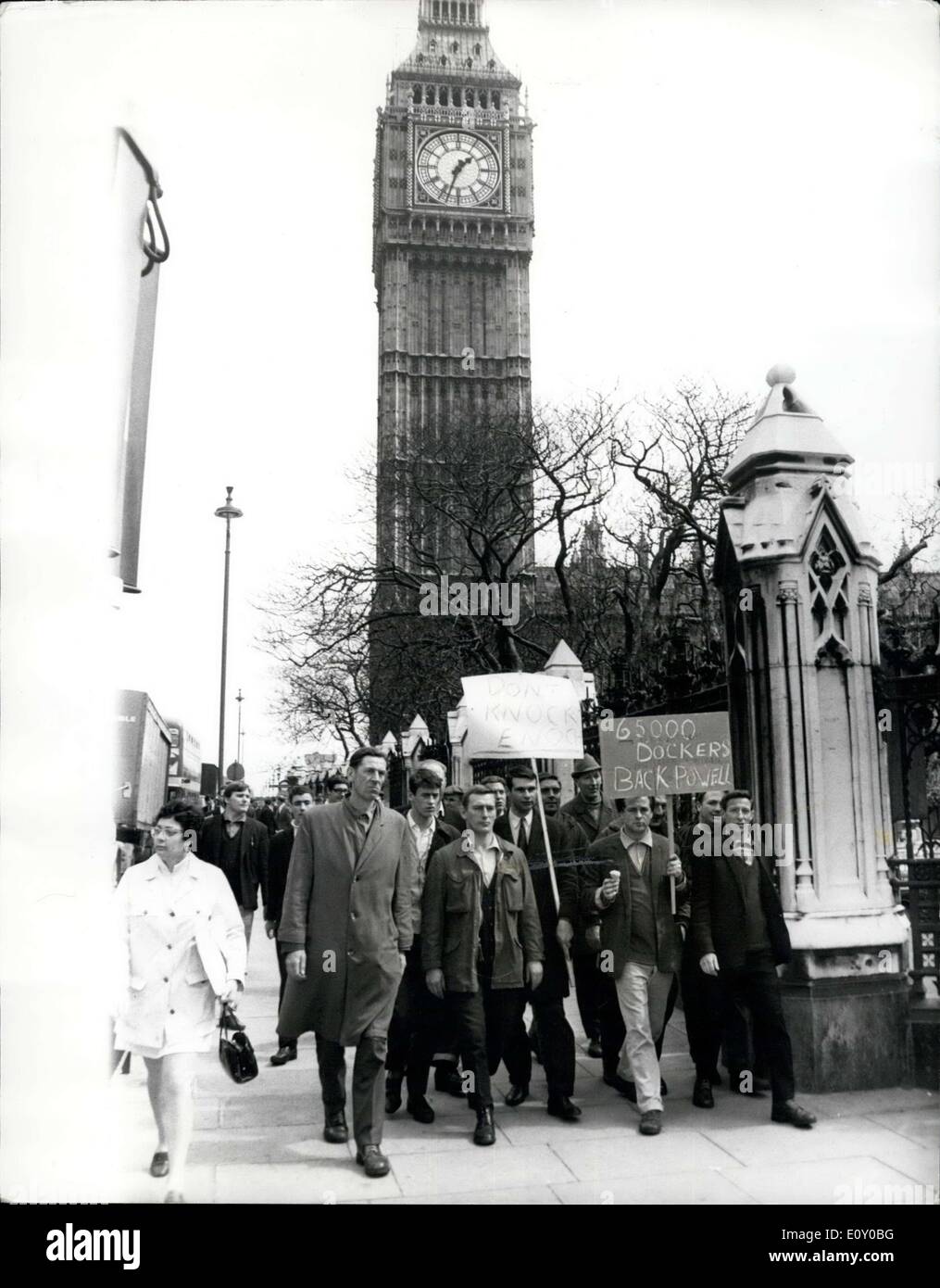 Avril 23, 1968 - mars Dockers sur chambre des communes : plusieurs centaines de dockers de Londres ont marché sur la Chambre des communes aujourd'hui, à l'appui de M. Enoch Powell, le porte-parole de la défense conservateur licenciés, et pour protester contre la loi sur les relations raciales du Gouvernement. Photo montre : Dockers vu en arrivant à la Chambre des communes aujourd'hui - dont certains sont des banderoles. Banque D'Images