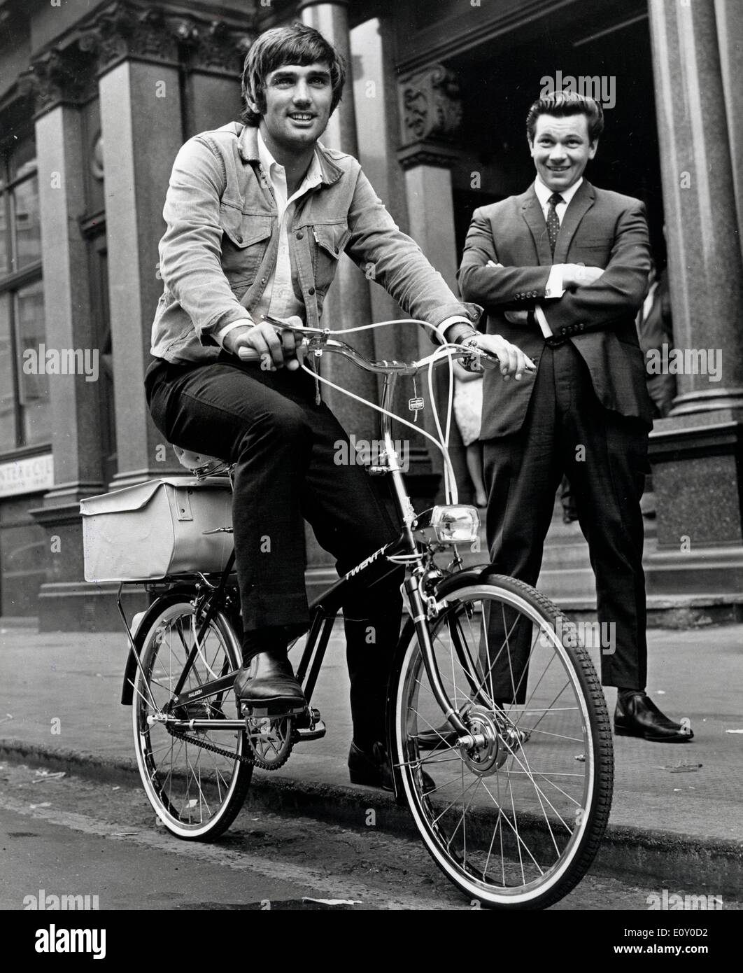 Meilleur footballeur George riding a bike Banque D'Images