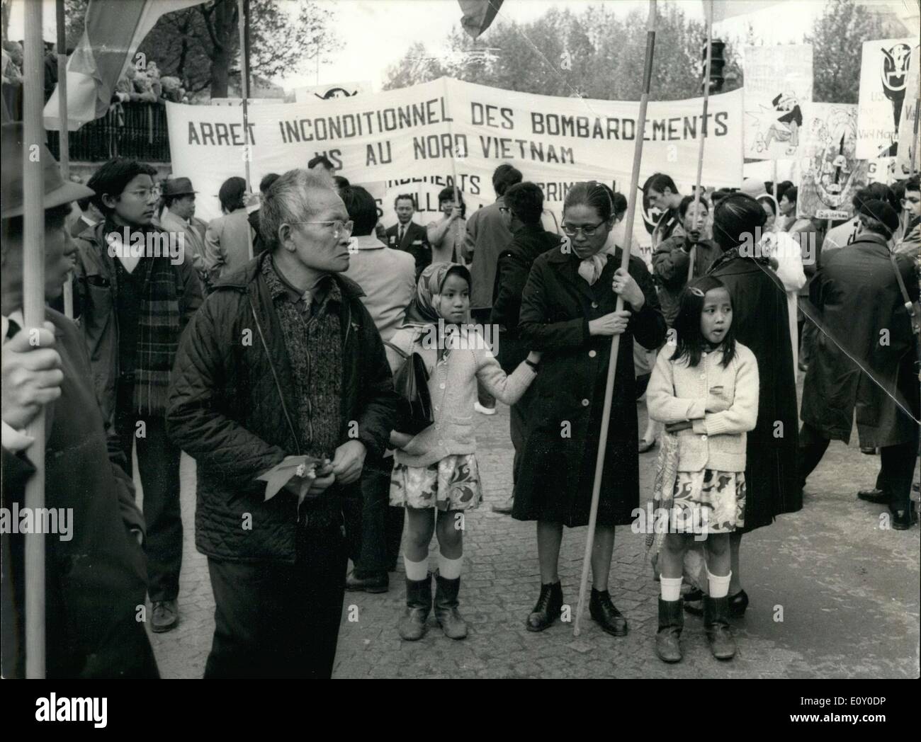 01 mai 1968 - vietnamien parisiens se rassemblent à la Bastille pour protester contre les bombardements Banque D'Images