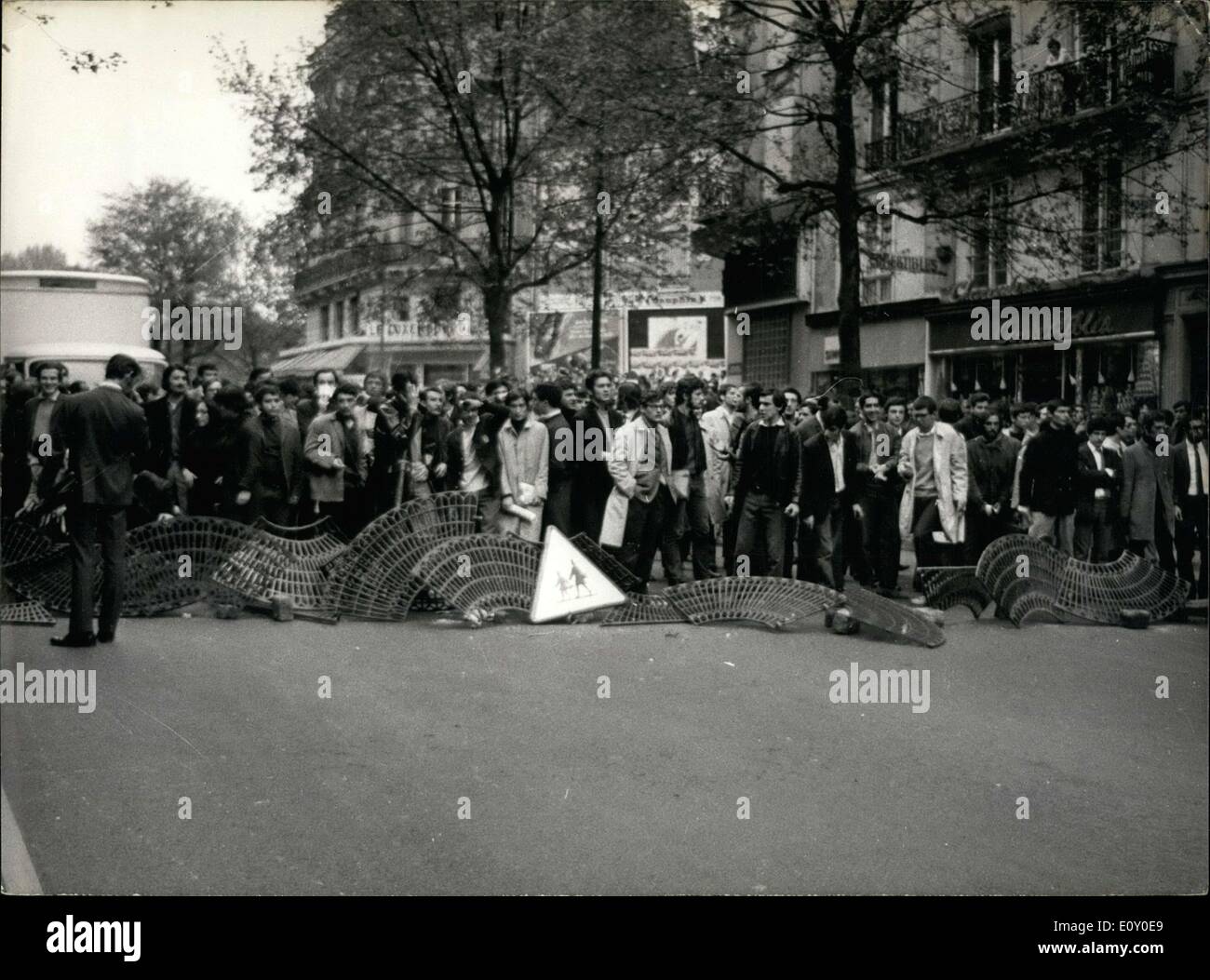 Le 04 mai 1968 - Les élèves attendre derrière des barricades de Police, Boulevard Saint Michel E Banque D'Images