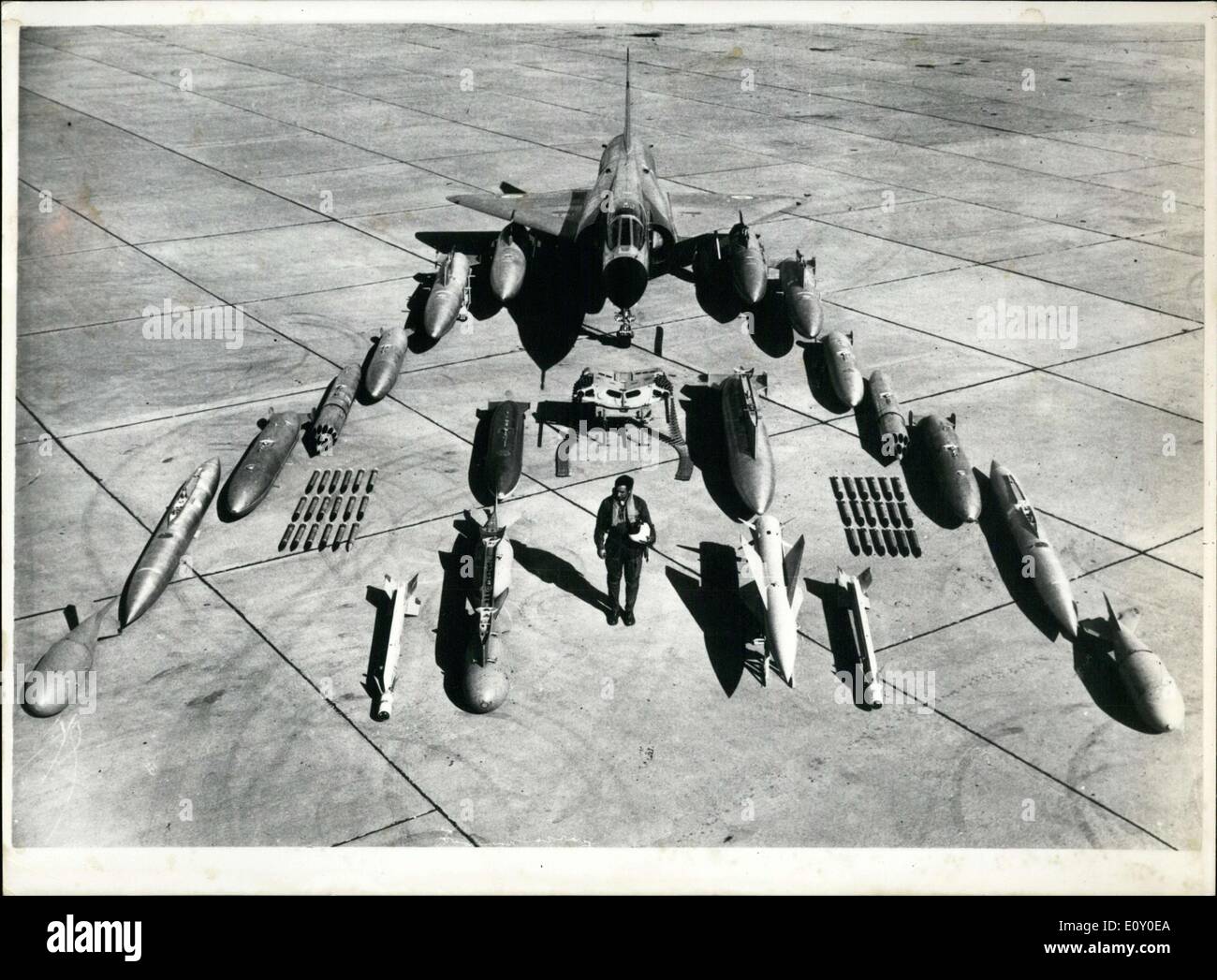 Le 04 mai 1968 - L'artillerie de Mirage V sur l'affichage avec un pilote Marcel Dassau Banque D'Images