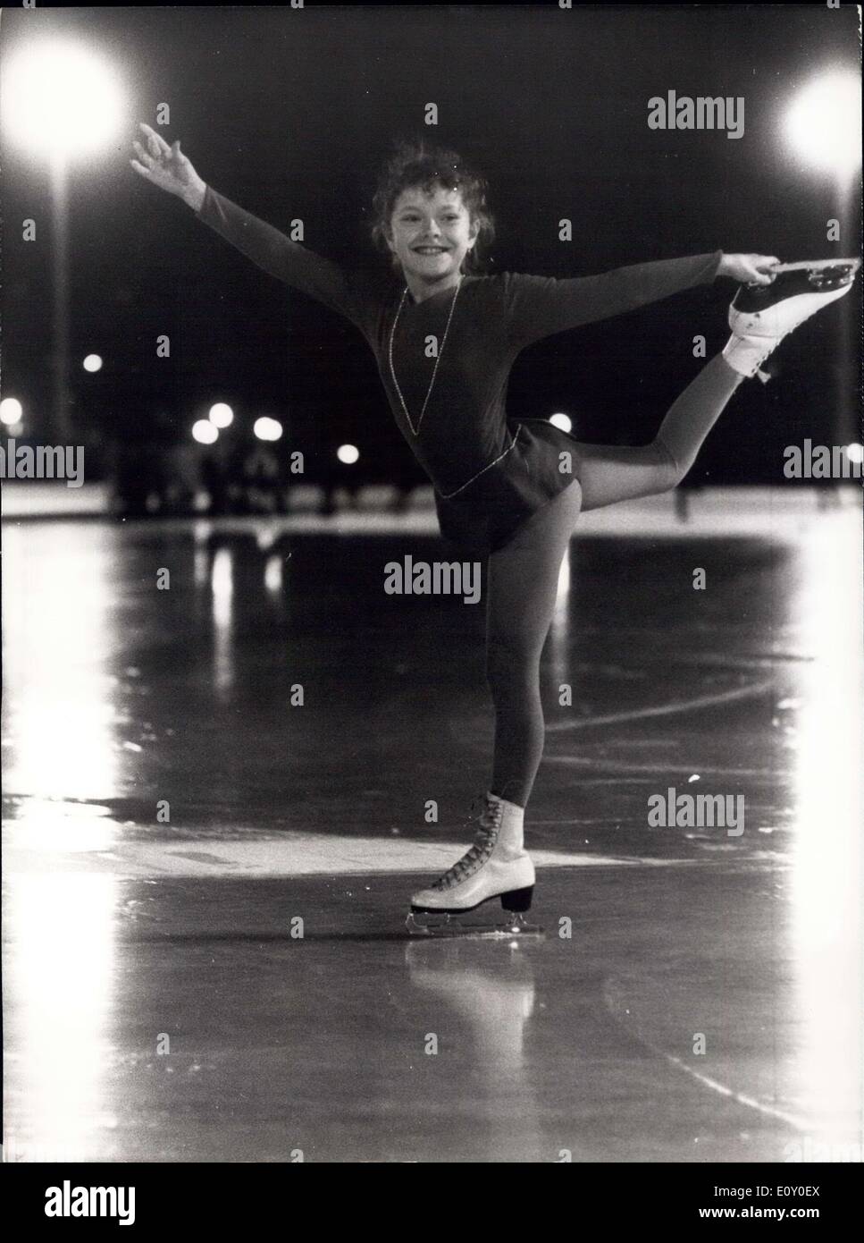 05 février 1968 - II ans Skater aux Jeux Olympiques d'hiver : II ans patineur roumain Beatrice Hustiu est les plus jeunes participants aux Jeux Olympiques d'hiver à s'ouvrir à Grenoble demain. Les jeunes en formation sur la photo Béatrice à la patinoire olympique de Grenoble. Banque D'Images