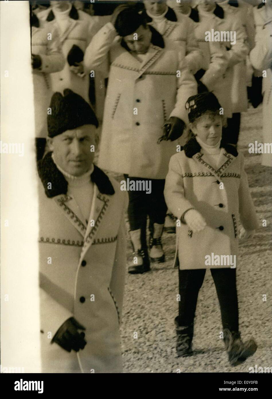 07 février, 1968 - 11 et demi ans, Béatrice, Hustiu participe à l'équipe olympique de la Roumanie's parade. Elle est la plus jeune enfant dans les jeux et participera à l'événements de patinage sur glace. Banque D'Images