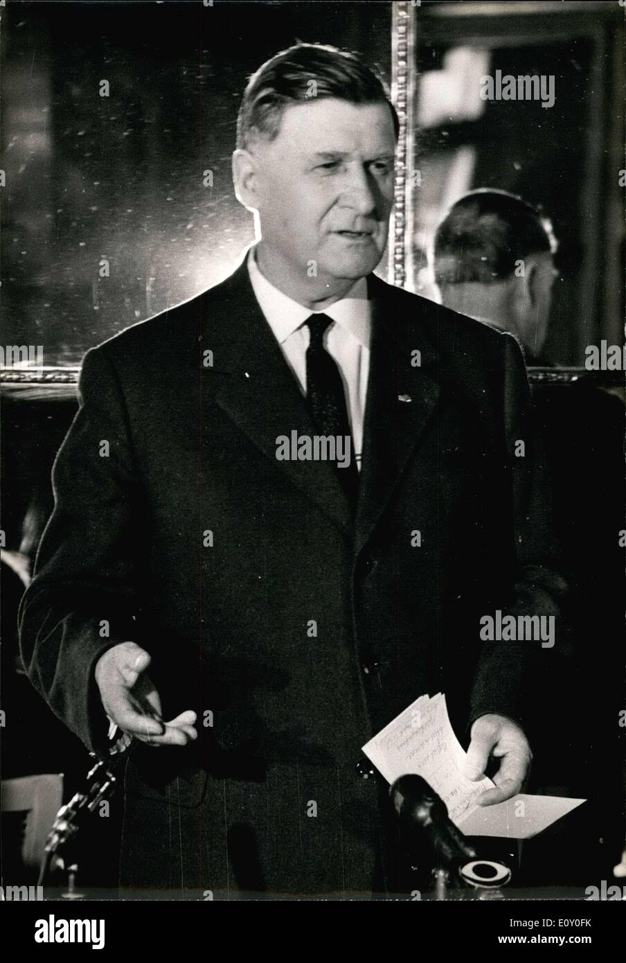 08 février 1968 - Vassily Sokolovsky(photo), le maréchal de l'Union soviétique a donné une conférence de presse à l'Hôtel Crillon ce jeudi. L'ancien Commandant suprême des forces armées soviétiques sont venus à Paris pour donner à la bibliothèque cinq volumes qui détaillent le rôle de l'Union soviétique dans la seconde guerre mondiale, qui était une collaboration de 16 maréchaux soviétique. Banque D'Images