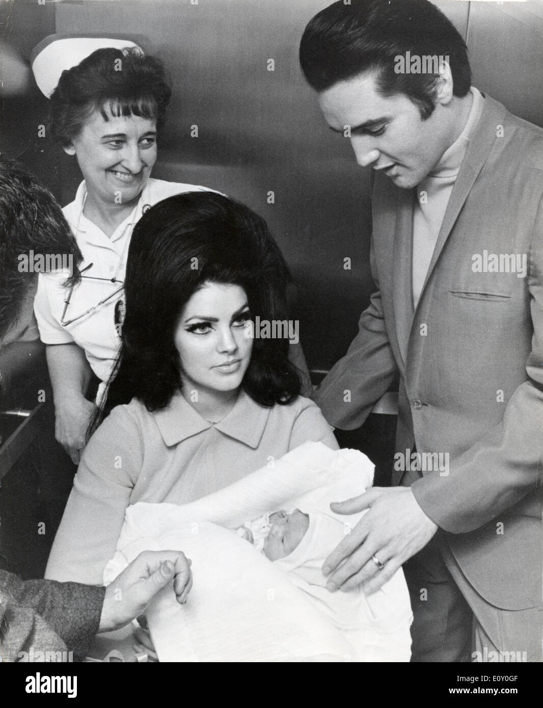 Chanteur Elvis Presley et Priscilla femme fille nouveau-né à la maison Banque D'Images