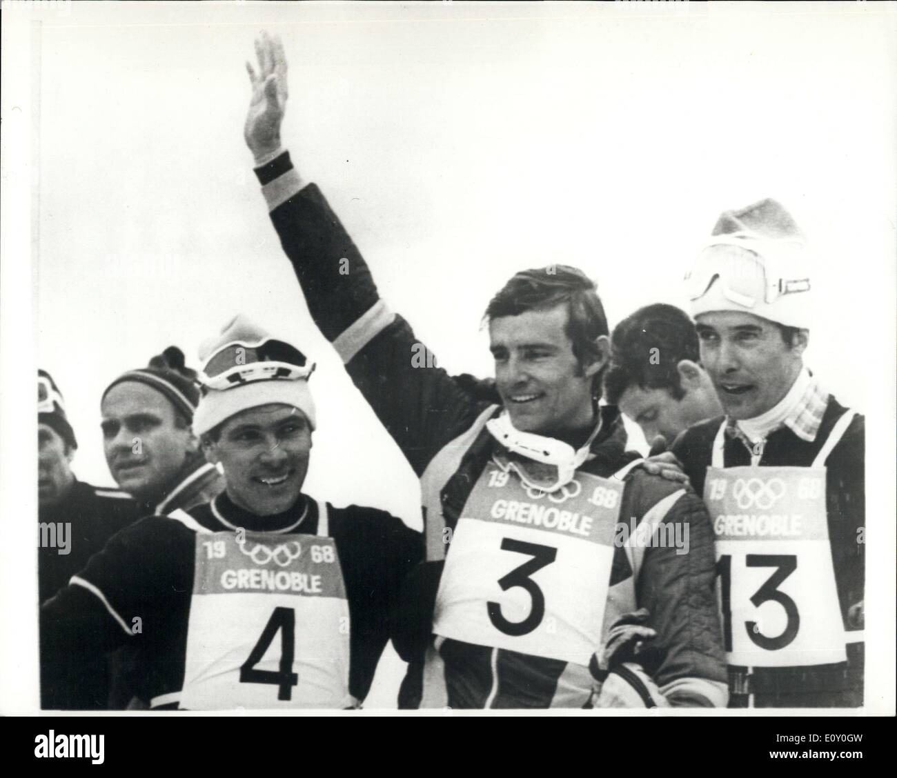 12 février 1968 - 2e de l'or à Jean-Claude Killy remporte un deuxième médaille d'or ? Jean-Claude Killy de France, aujourd'hui a remporté sa deuxième médaille d'or des Jeux Olympiques d'hiver, quand il a remporté le slalom géant à Chamrousse. Willy Favre, de Suisse, a terminé deuxième et Heinrich Messner, d'Autriche, est troisième. Le résultat a été l'objet d'une confirmation. Montre Photo : Jean-Claude Killy (centre) donne une vague, après sa victoire d'aujourd'hui. Sur la gauche est Heinrich Messner, de l'Autriche, qui était troisième et à droite est Willy Favre, de la Suisse, qui a terminé deuxième. Banque D'Images