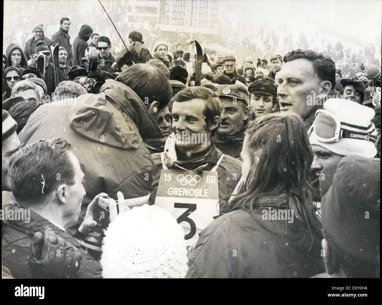 Le 13 févr., 1968 - Jeux Olympiques d'hiver : Photo montre Jean-Claude Killy entouré par des partisans et des admirateurs après avoir remporté la médaille d'or du slalom géant d'hier. Banque D'Images