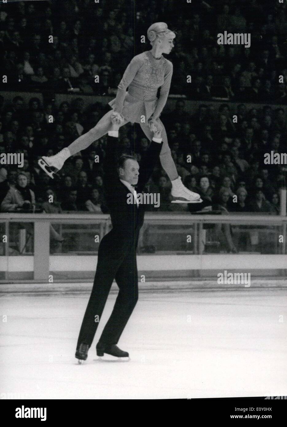 Le 15 février 1968 - L. Beloussova & O. Protopopov Figure Skate Jeux olympiques de Grenoble Banque D'Images