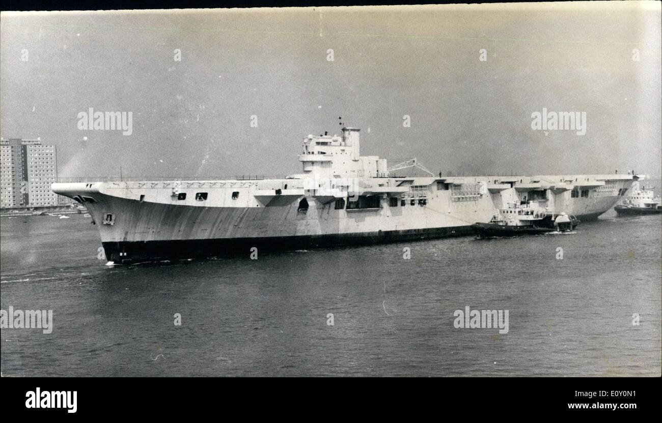 Mai 05, 1968 - Le transporteur qui n'est jamais allé à la mer mettra fin à ses jours comme des lames de rasoir. Le porte-avions le Léviathan, 15 700 tonnes, photographié hier remorqué hors du port de Portsmouth sur son chemin vers le navire à Faslade les disjoncteurs, en Écosse, où elle sera mise au rebut pour une compagnie de rasoir. Après avoir été lancé en 1945. Le Léviathan a été remorqué jusqu'à Portsmouth pour le montage. Travailler sur son a été arrêté en 1945 et elle a été amarré à Portsmouth indésirables. pendant 22 ans. L'entretien sur le navire de guerre qui n'est jamais allé à la mer - a coûté 7000 dollars par année. Banque D'Images