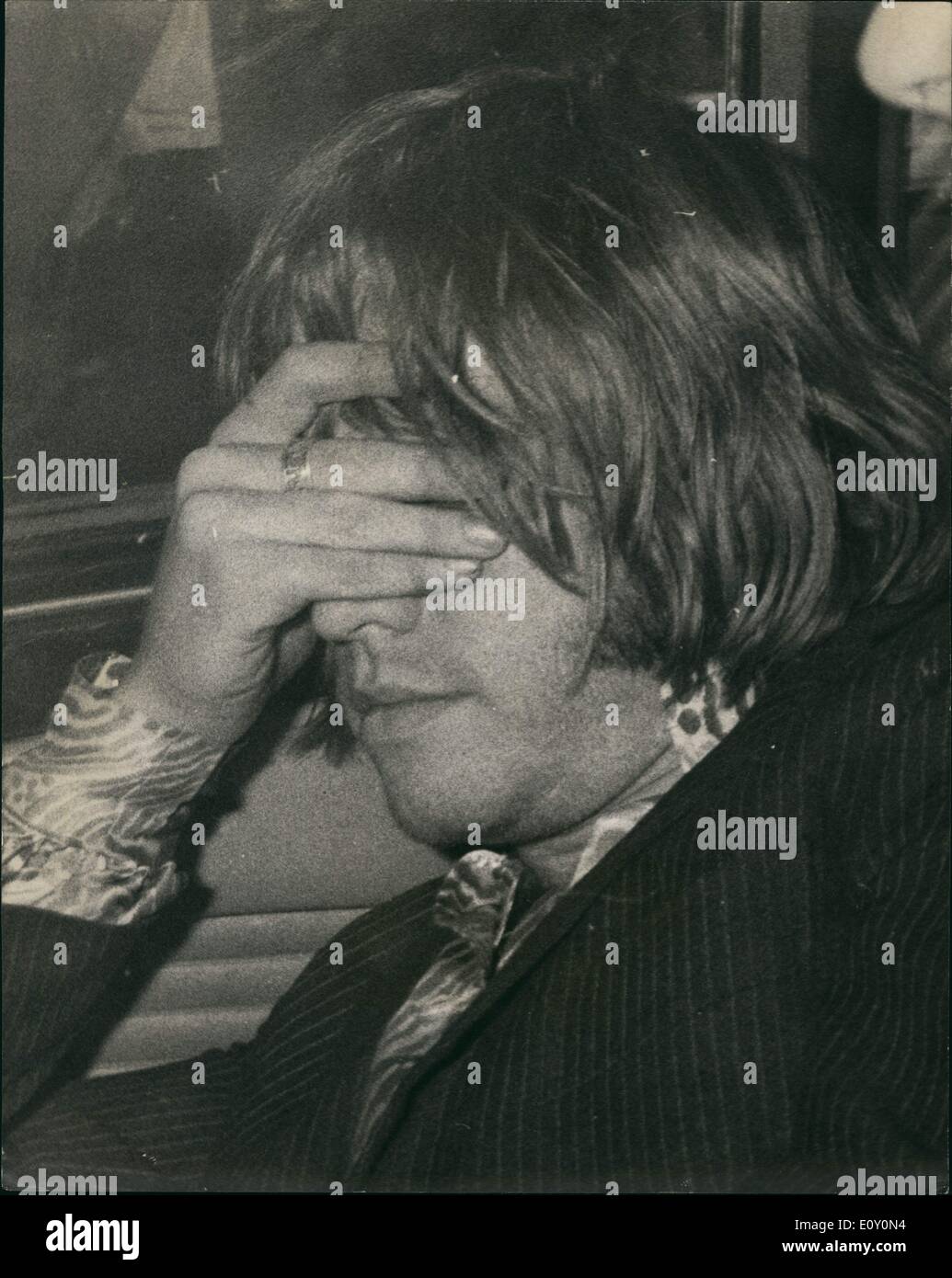 Mai 05, 1968 - Rolling Stone arrêté. Brian Jones Face à l'accusation : Pop Star Brian Jones des Rolling Stones, a été arrêté à son Chelsea télévision aujourd'hui et emmené à la police locale et accusé de possession d'une quantité de cannabis en vertu de la Loi sur les drogues dangereuses. Il a comparu en cour à Marlborough Street plus tard. Quatre policiers, dont une femme détective, est allé à son appartement juste après 7 heures du matin qu'ils avaient un mandat de perquisition et d'après l'inspection de la télévision, a pris une substance aux fins d'essais. Brian Jones était seul dans l'appartement, qui est l'un le troisième étage, lorsque les détectives appelés Banque D'Images