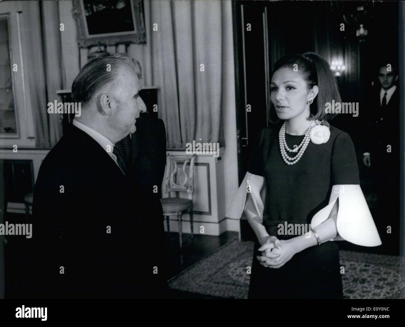 Mai 05, 1968 - Pompidou et Couve de Murville sont en visite officielle en Iran. Banque D'Images