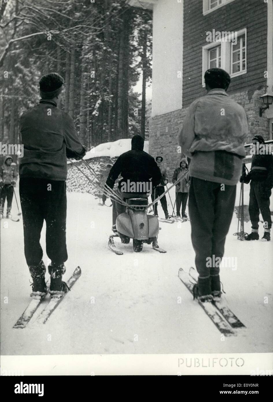 Mai 05, 1968 - Vespa W. pneus neige & ski Alpes Italiennes Banque D'Images