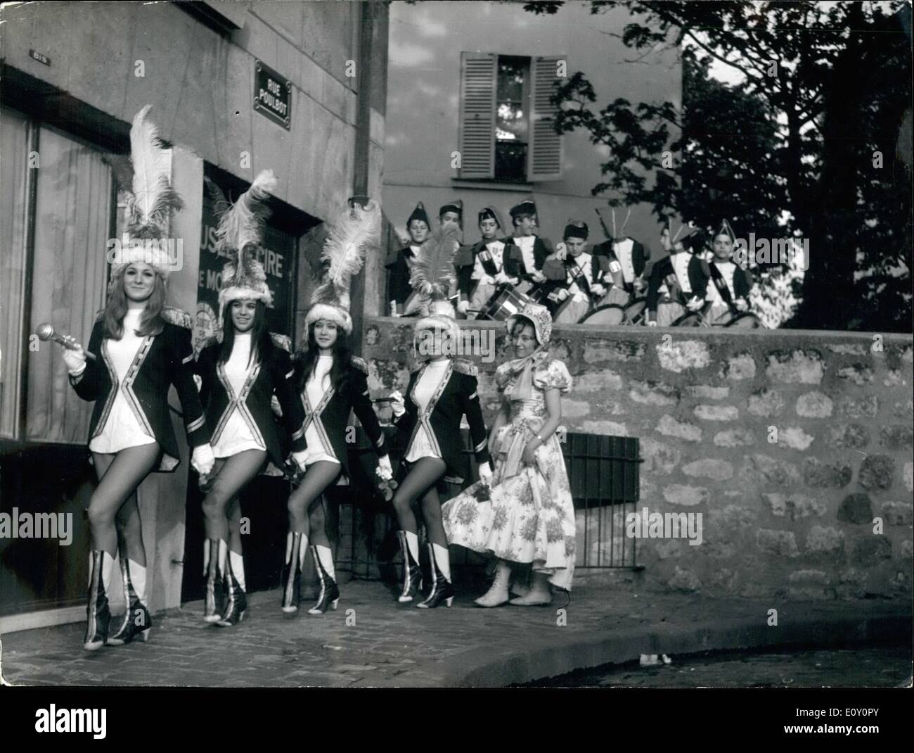 Mai 05, 1968 - rue Montmartre célèbre peintre : une rue de Montmartre, près de la célèbre colline a été nommé d'après Poulbot, le peintre qui ont dépeint Montmartre paysages et types. Photo montre assez peu de majorettes et ''Poulbots'' (Montmartre) Enfants Photo montre lors de l'ouverture officielle de la nouvelle rue. Banque D'Images