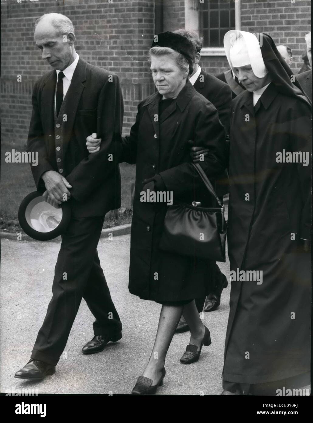 05 mai 1968 - funérailles du donneur de coeur Patrick Ryan. : Les funérailles ont eu lieu aujourd'hui de Patrick Ryan, premier donneur de coeur de Grande-Bretagne ; après un service à Sydenham, il a été enterré au H  THER Green Cemetery. La photo montre la mère et le père de Patrick Ryan quittant l'église de Sydenham où le culte a eu lieu aujourd'hui. Banque D'Images