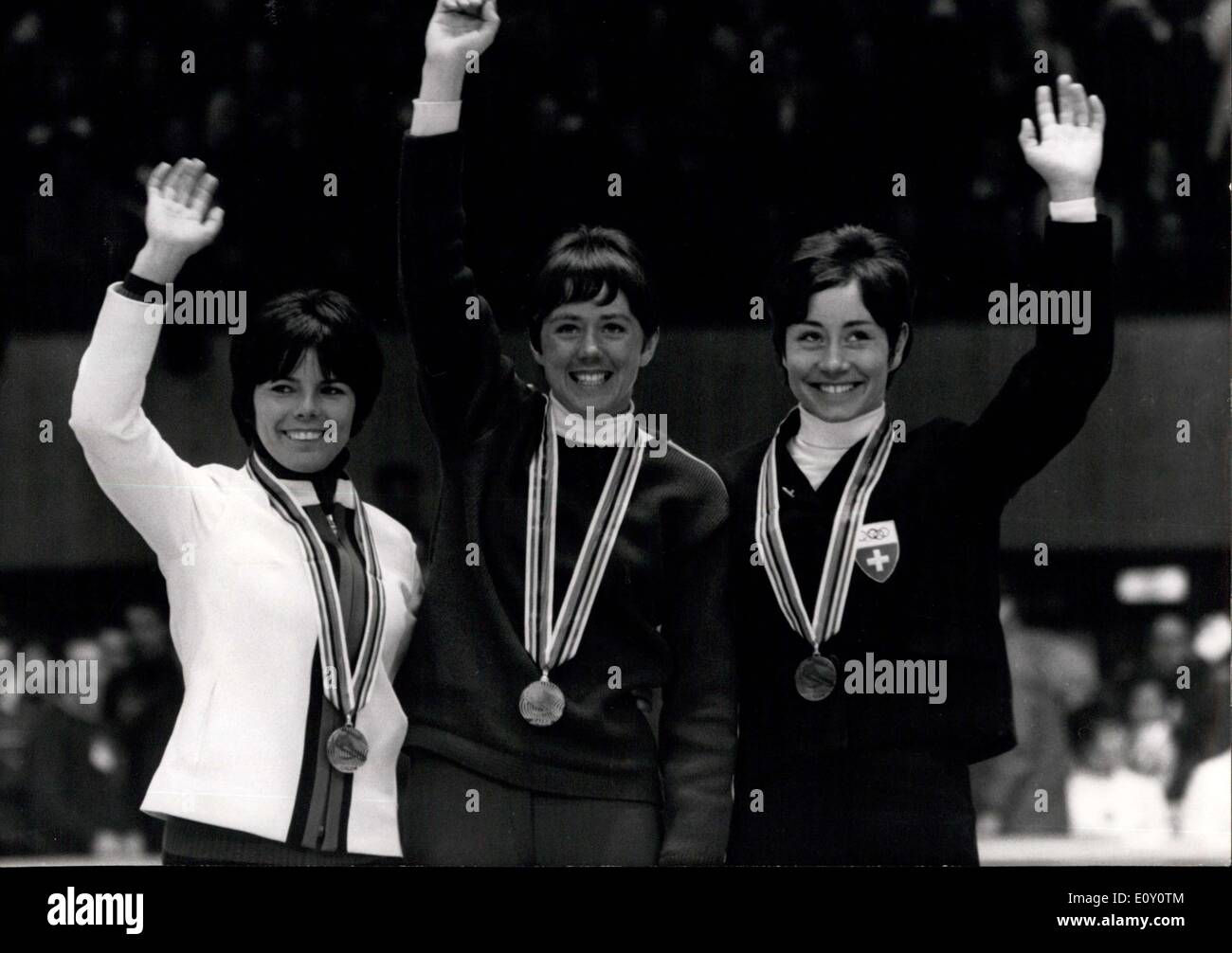 17 février 1968 - Médaille d'or à la skieuse Nancy Green ? Nancy Greene, le skieur canadien, a remporté le slalom géant femmes lors des Jeux Olympiques d'hier. Annie Famose (France) a terminé deuxième et Fernande Bochatay (Suisse) troisième. OPS : Sur la tribune de gauche à droite : Annie Famose, Nancy Greene et Fernande Bochatay. Banque D'Images