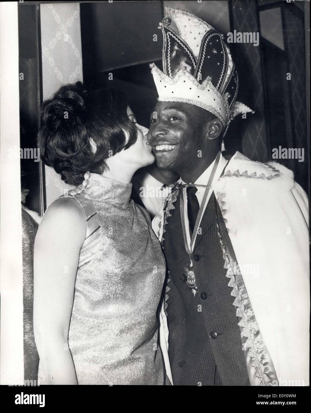 23 février 1968 - PELE - le roi du carnaval. Pelé, le célèbre footballeur, a été couronné Roi à un carnaval Sportsman's Ball à Munich - et on le voit ici d'être embrassé par sa femme. Banque D'Images