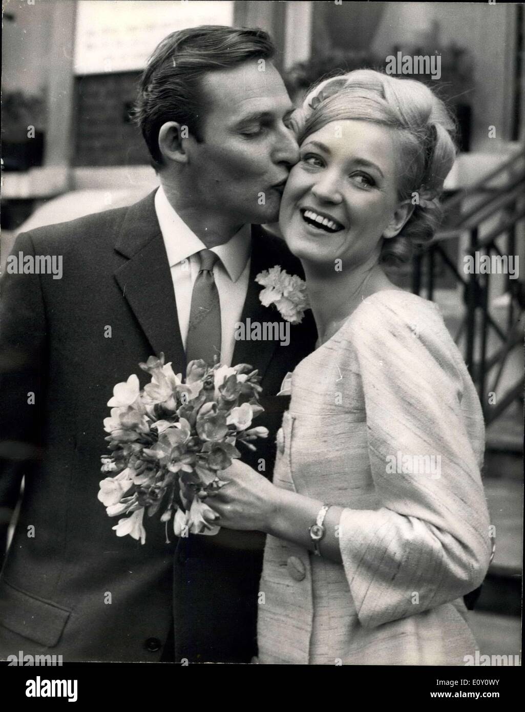 24 février 1968 - danseuse de la comédie musicale ''Charlie Girl'' Marries chanteuse d'opéra : Anthea Slattern, 26 ans une danseuse avec la comédie musicale ''Charlie Girl'' nouvelle dans sa troisième année au Théâtre Adolphi, a été mariée aujourd'hui le chanteur d'opéra de 38 ans, John Hauxvell, un néo-zélandais, et un membre de la Compagnie nationale d'opéra Welshi. Le mariage a eu lieu au Register Officer de Hampstead. Photo SHhows UN baiser pour la mariée de son marié après leur mariage aujourd'hui. Banque D'Images